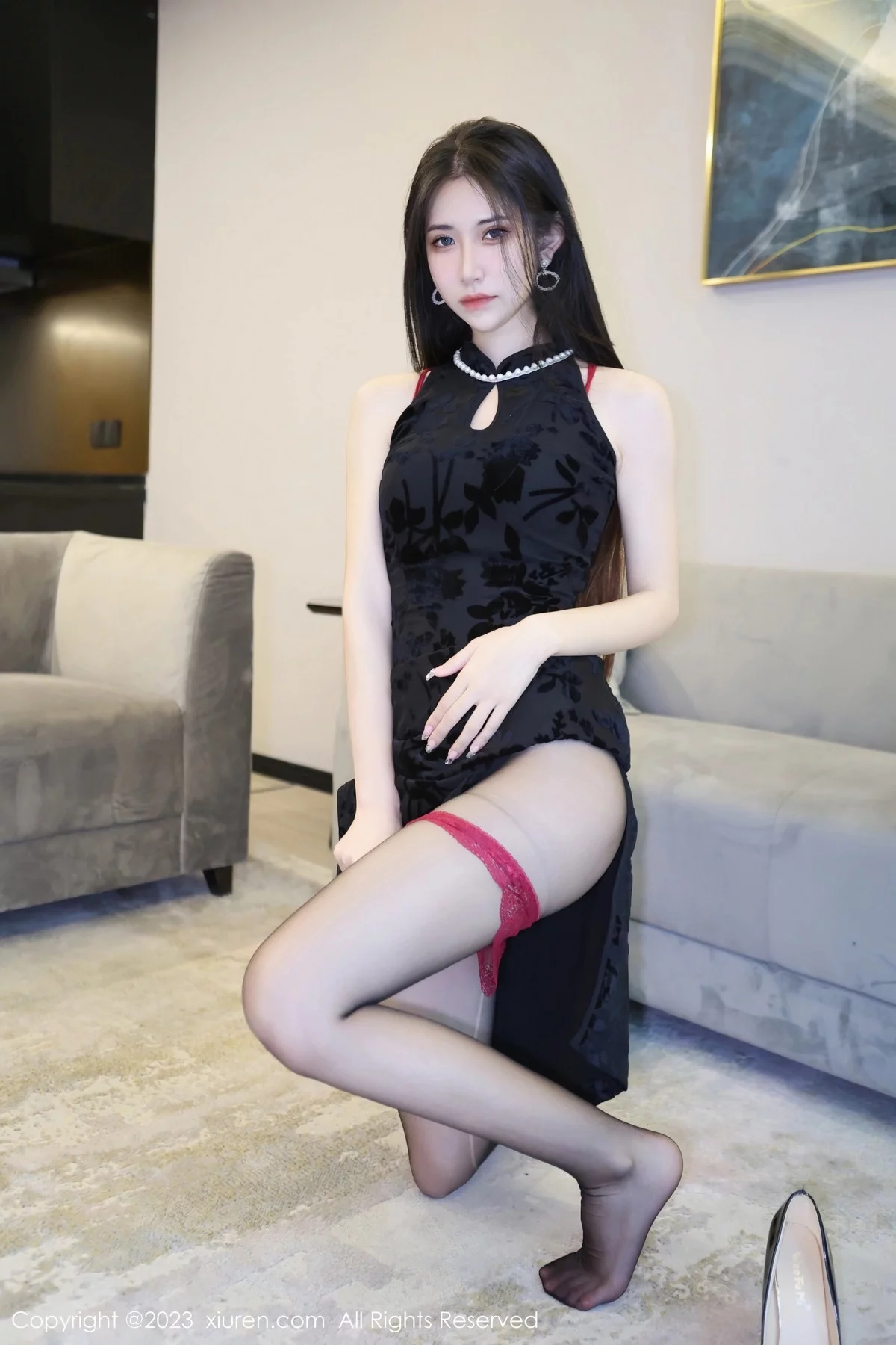 XiuRen第6583期_模特依娜Yina黑色短款旗袍露红色蕾丝内衣配开档黑丝诱惑写真82P