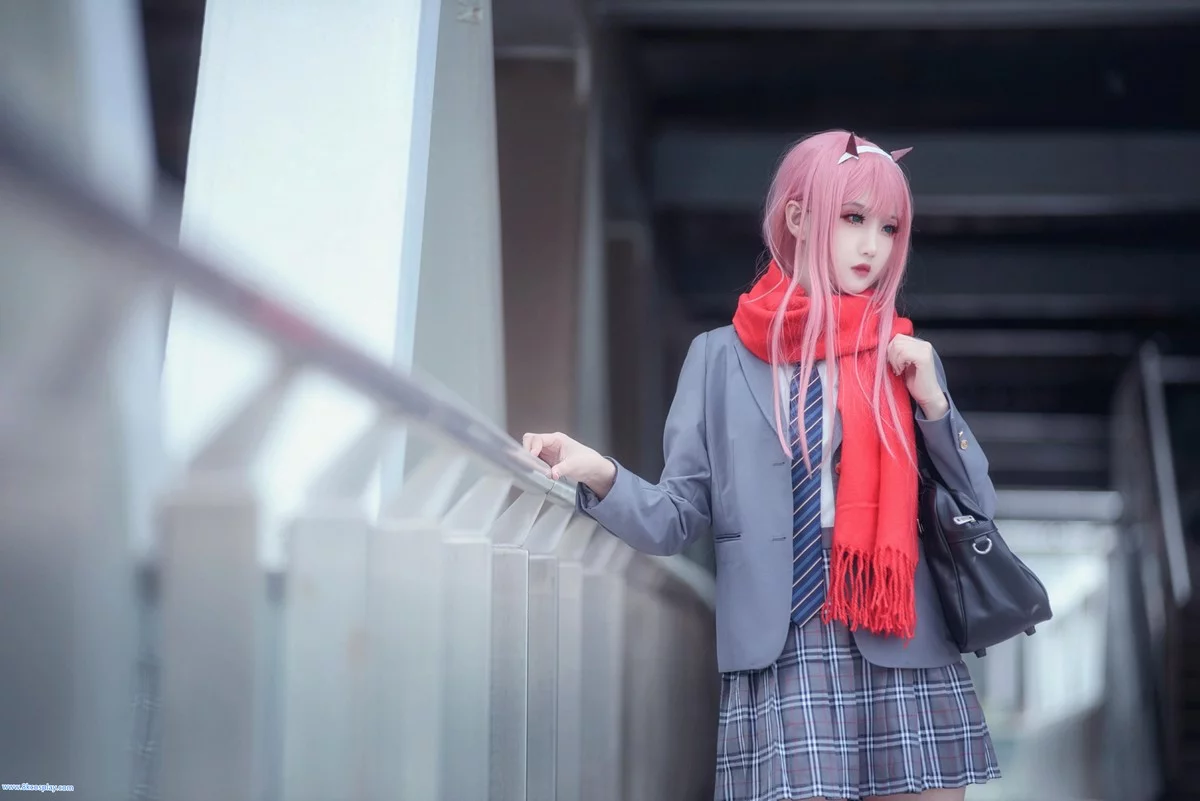 微博红人Coser楚楚子草莓制服主题户外性感制服系列秀完美身材迷人写真39P