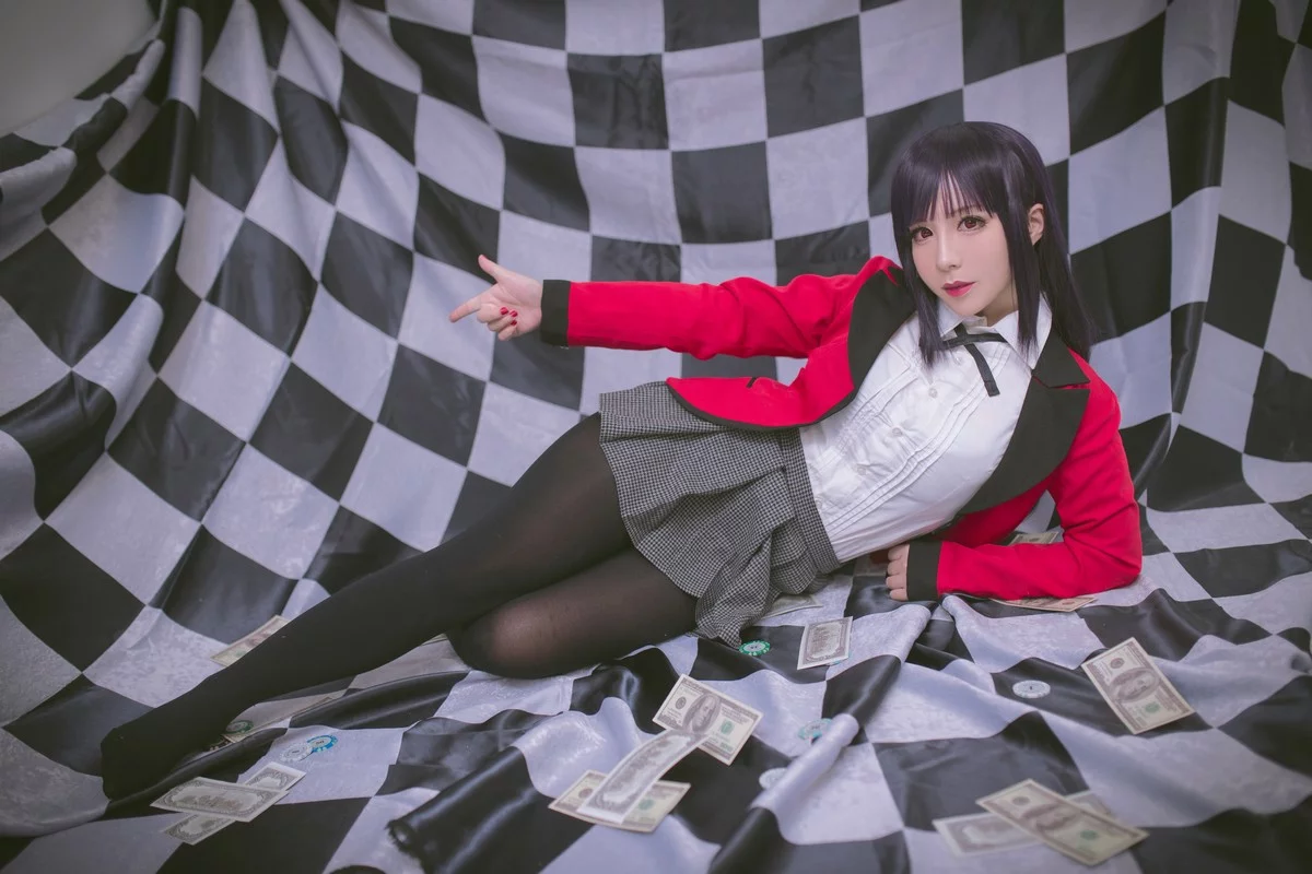 Coser美女叫我千寻大人蛇喰梦子主题性感红色学生制服配超薄黑丝迷人诱惑写真40P