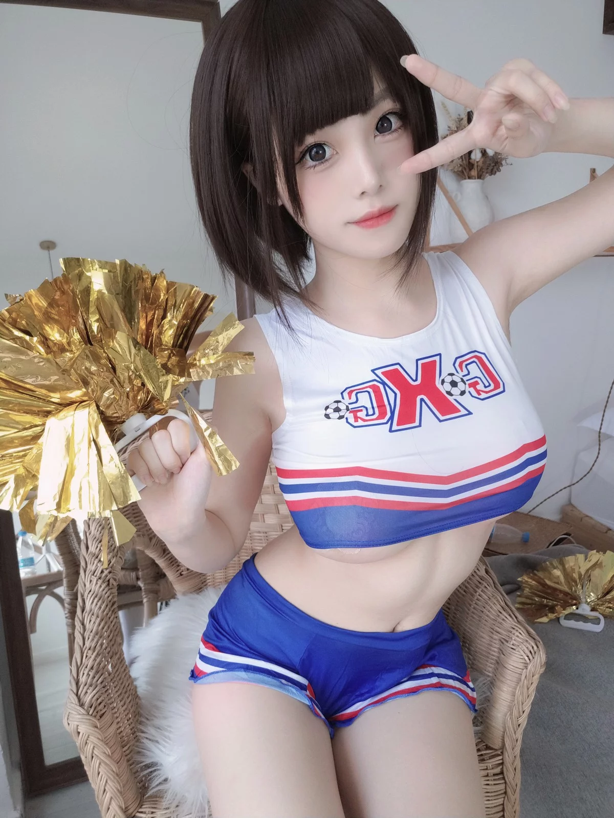 萌系小姐姐蜜汁猫裘足球宝贝主题性感运动内衣半撩露傲人豪乳惹火诱惑写真37P