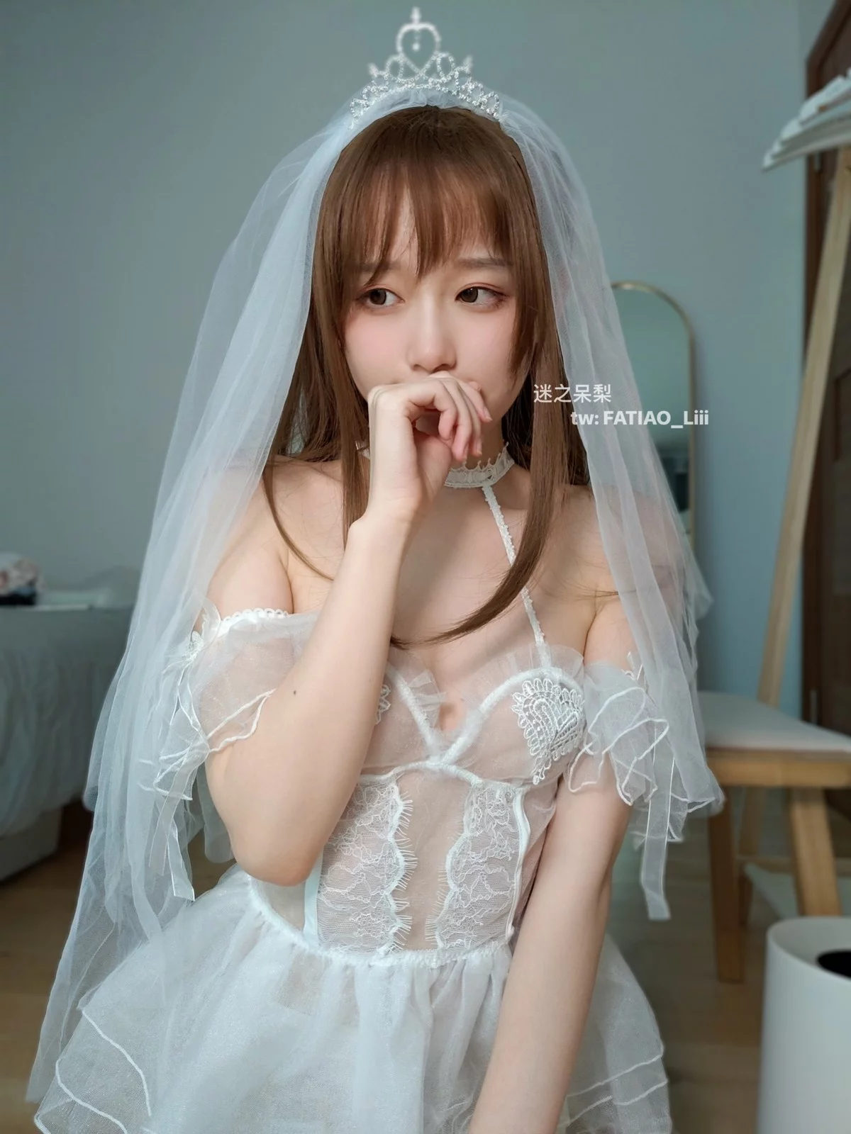 网络美女迷之呆梨新婚初夜主题私房性感白色薄透婚纱配开档白丝惹火诱惑写真70P