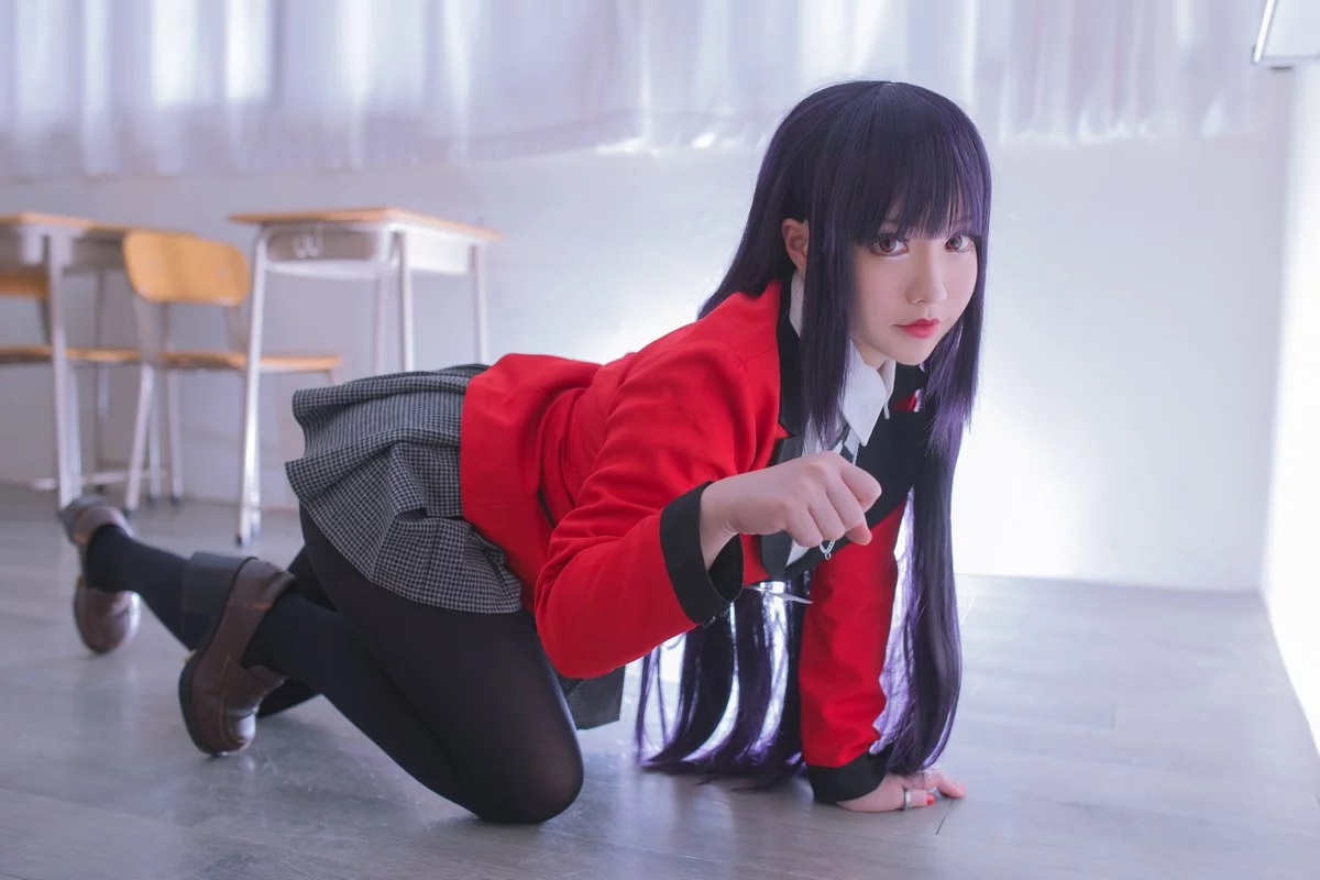 Coser美女叫我千寻大人蛇喰梦子主题性感红色学生制服配超薄黑丝迷人诱惑写真40P