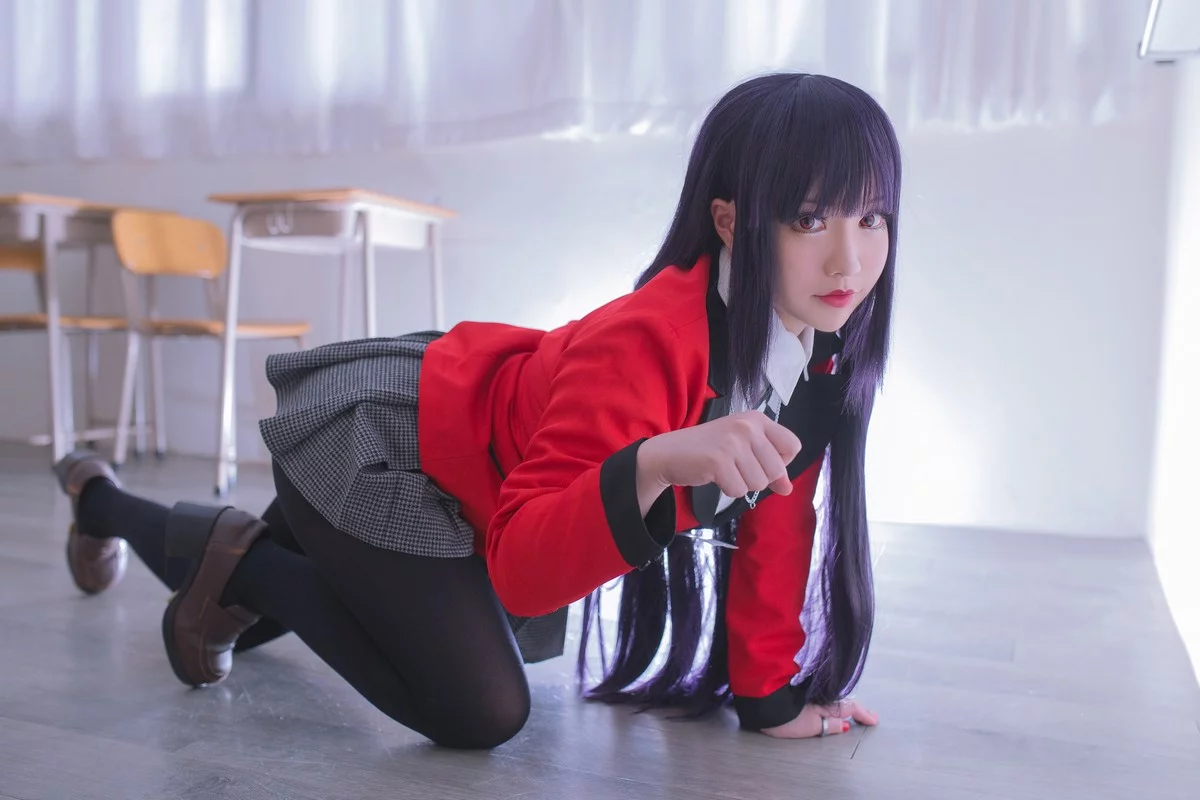 Coser美女叫我千寻大人蛇喰梦子主题性感红色学生制服配超薄黑丝迷人诱惑写真40P