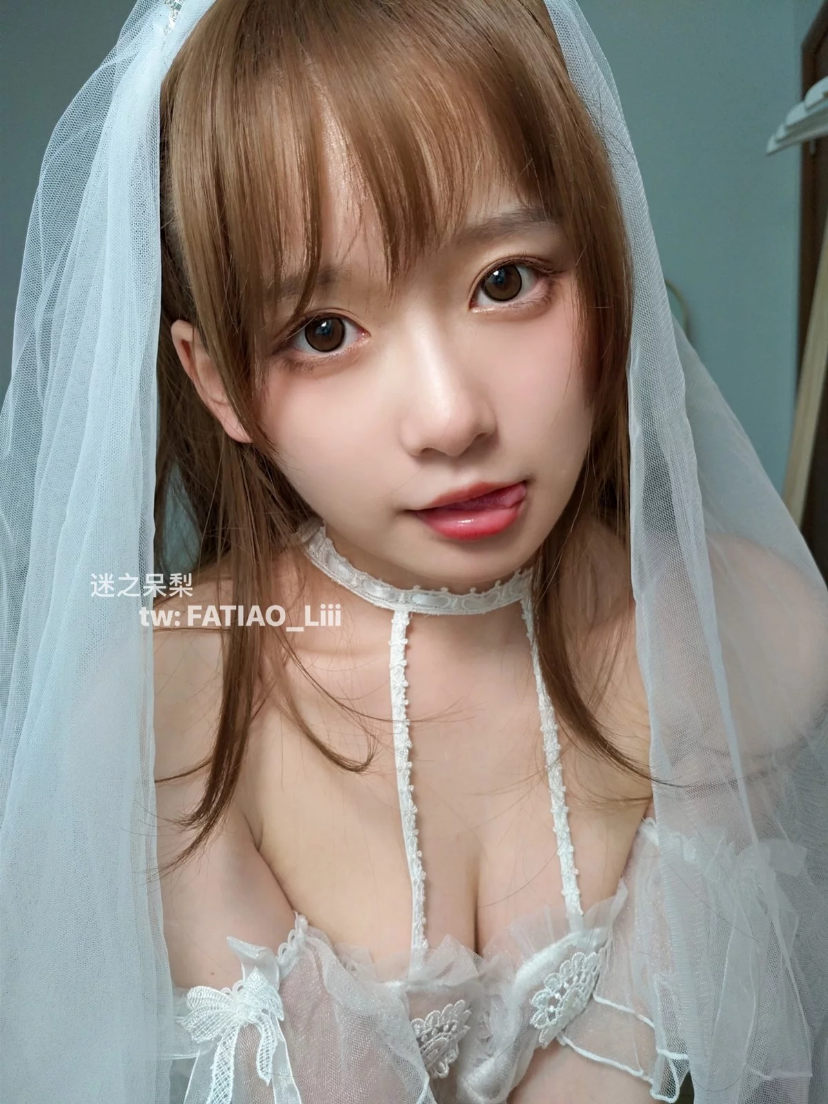 网络美女迷之呆梨新婚初夜主题私房性感白色薄透婚纱配开档白丝惹火诱惑写真70P