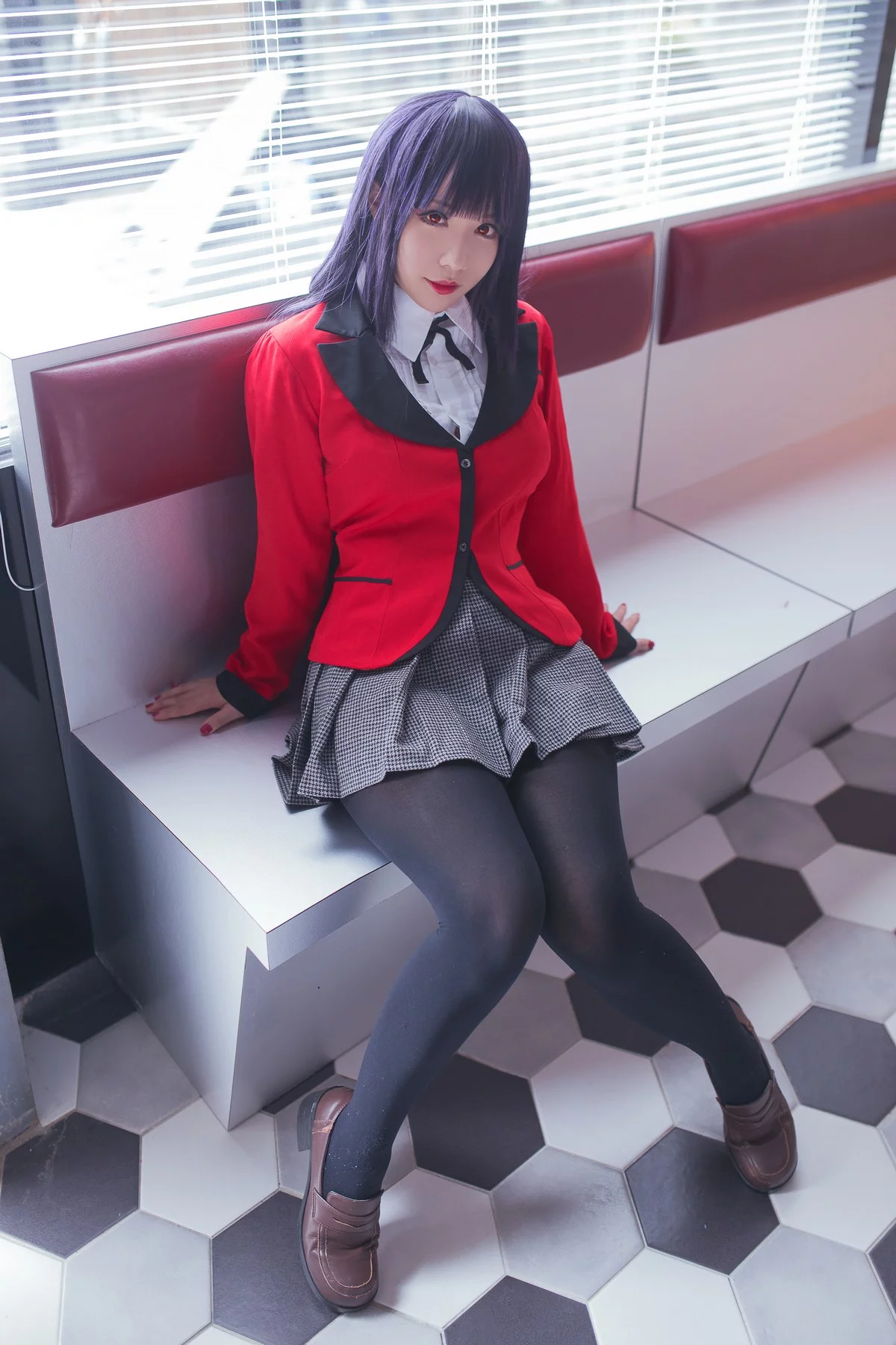 Coser美女叫我千寻大人蛇喰梦子主题性感红色学生制服配超薄黑丝迷人诱惑写真40P