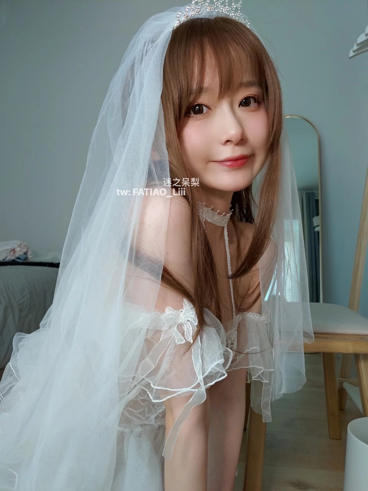 网络美女迷之呆梨新婚初夜主题私房性感白色薄透婚纱配开档白丝惹火诱惑写真70P