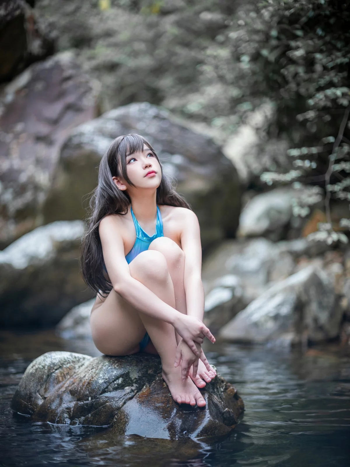 Coser美女七七娜娜子竞泳主题户外小溪边性感连体泳衣配超薄丝袜湿身诱惑写真40P