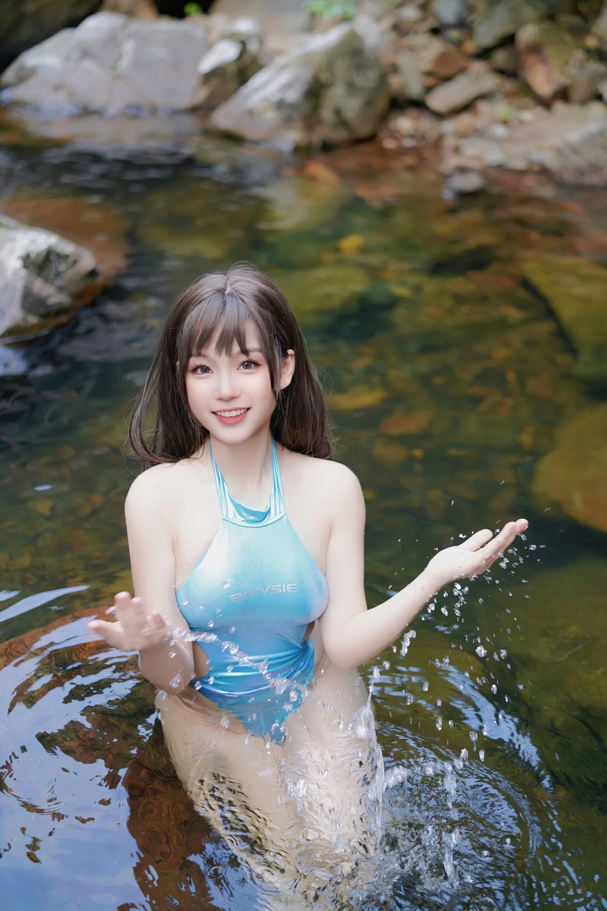 Coser美女七七娜娜子竞泳主题户外小溪边性感连体泳衣配超薄丝袜湿身诱惑写真40P