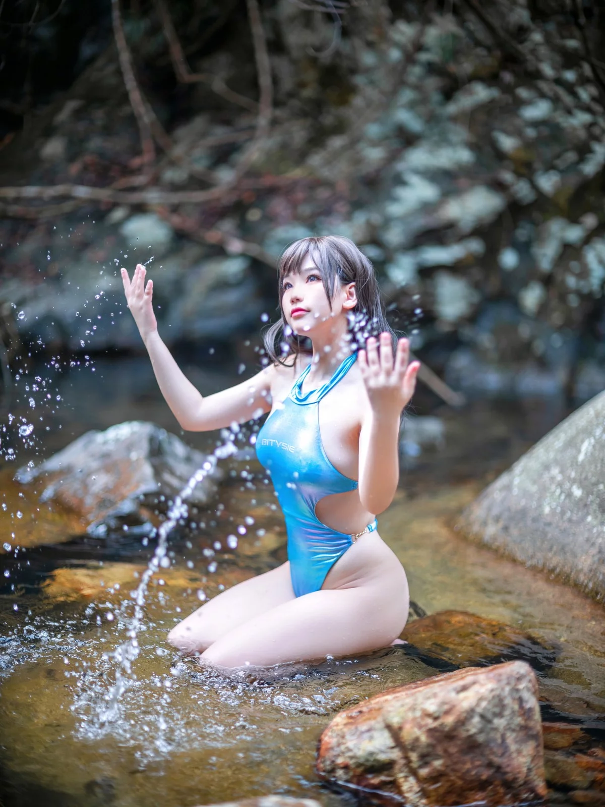 Coser美女七七娜娜子竞泳主题户外小溪边性感连体泳衣配超薄丝袜湿身诱惑写真40P
