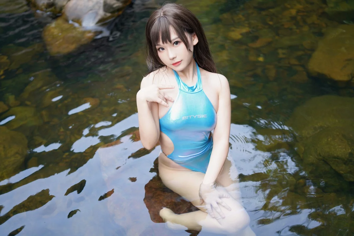 Coser美女七七娜娜子竞泳主题户外小溪边性感连体泳衣配超薄丝袜湿身诱惑写真40P