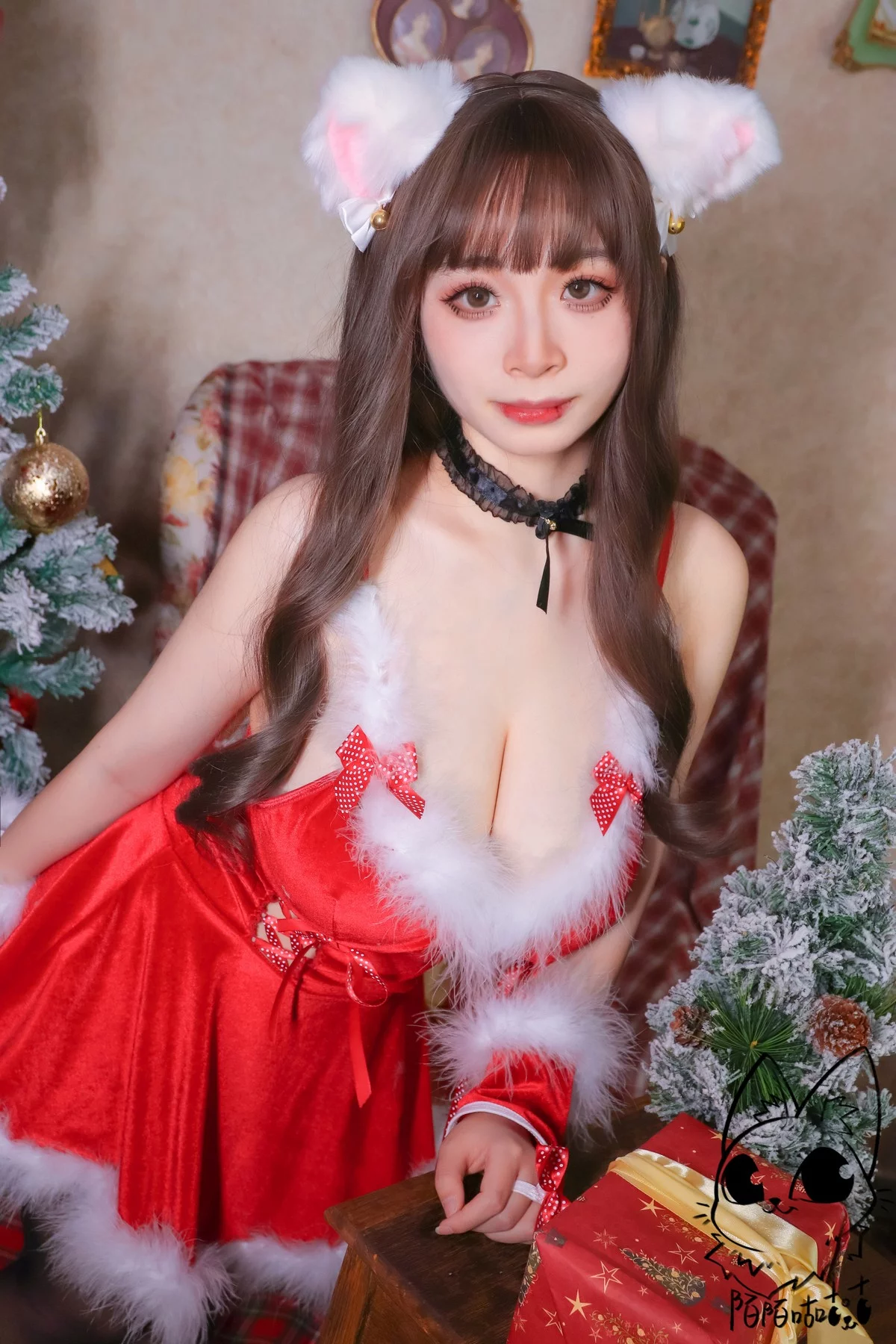 网络美女韶陌陌圣诞陌陌主题性感红色低胸吊带裙配超薄黑丝秀完美身材诱惑写真34P