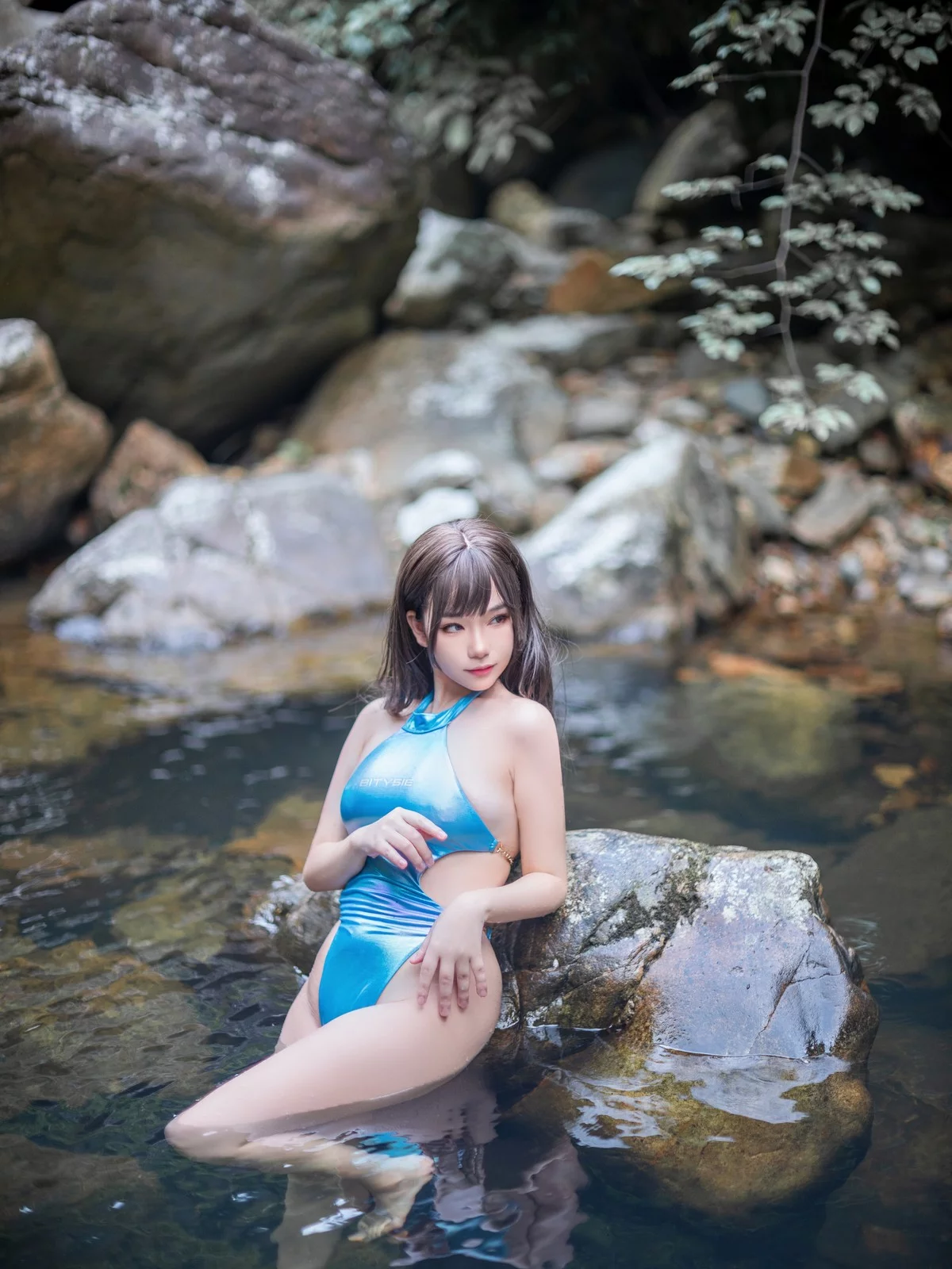 Coser美女七七娜娜子竞泳主题户外小溪边性感连体泳衣配超薄丝袜湿身诱惑写真40P