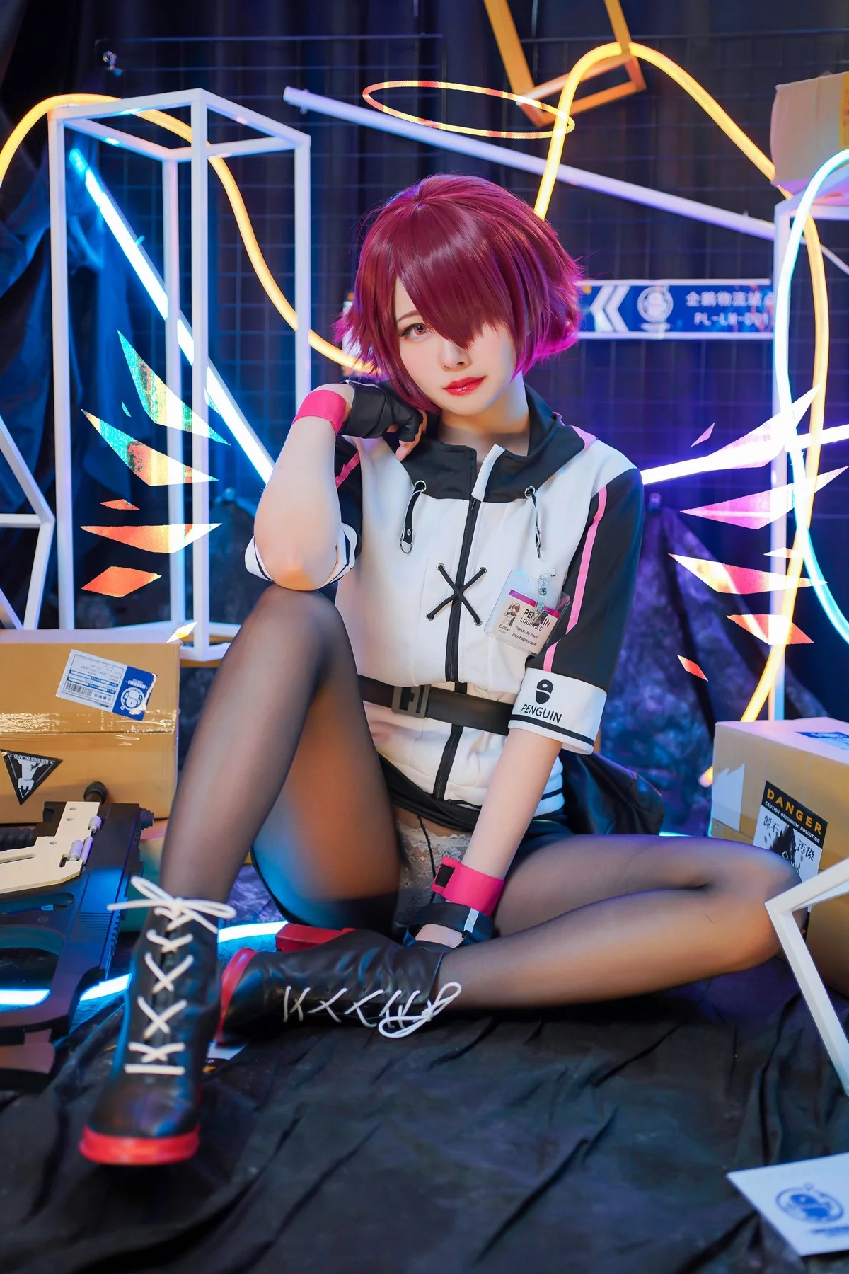 Coser美女Arty亚缇Exusiai主题私房脱制服露性感蕾丝内裤配破烂黑丝诱惑写真30P
