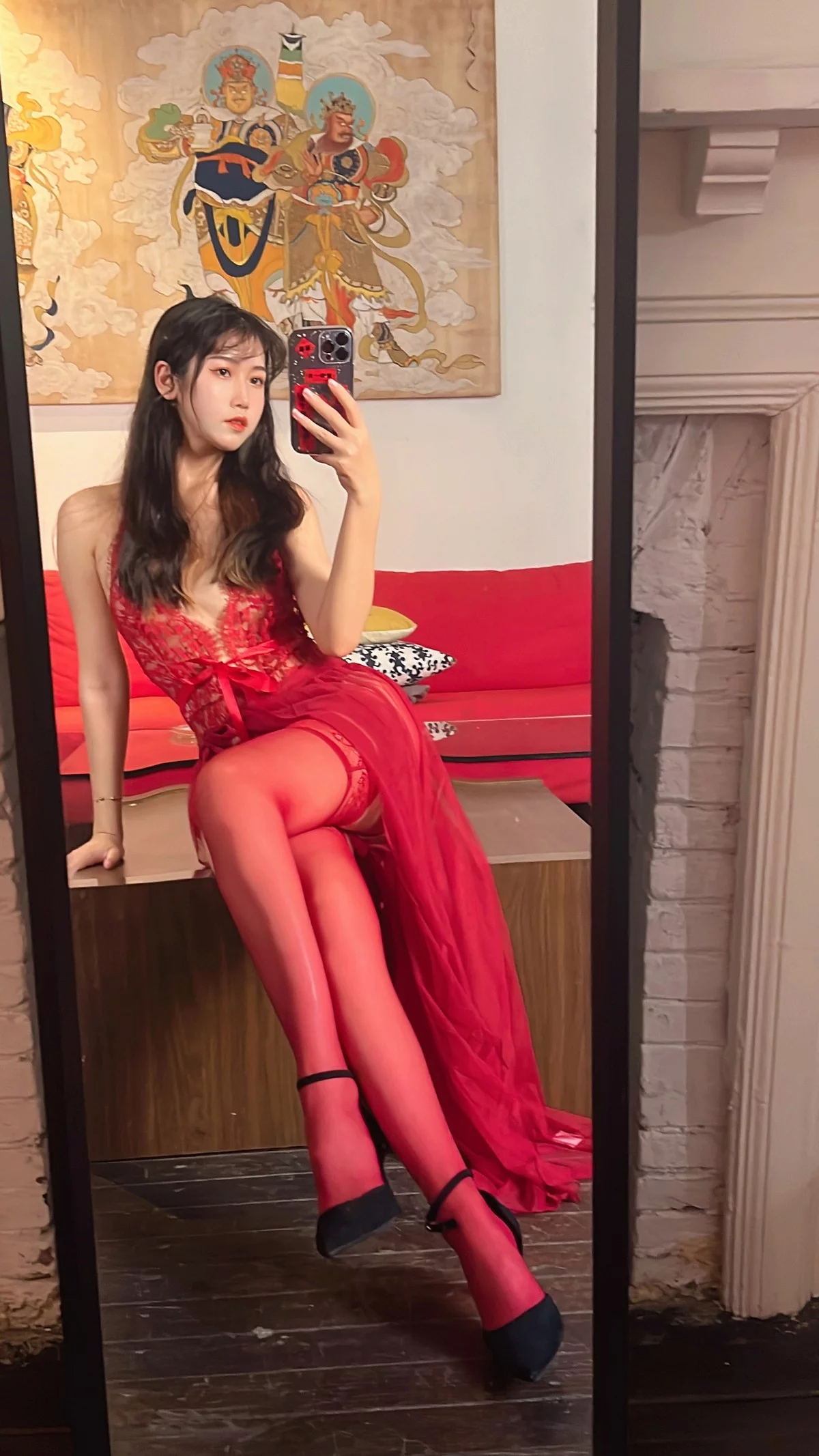 人气Coser不呆猫霸气红色人妻主题性感红色蕾丝情趣服饰配红丝袜惹火诱惑写真57P