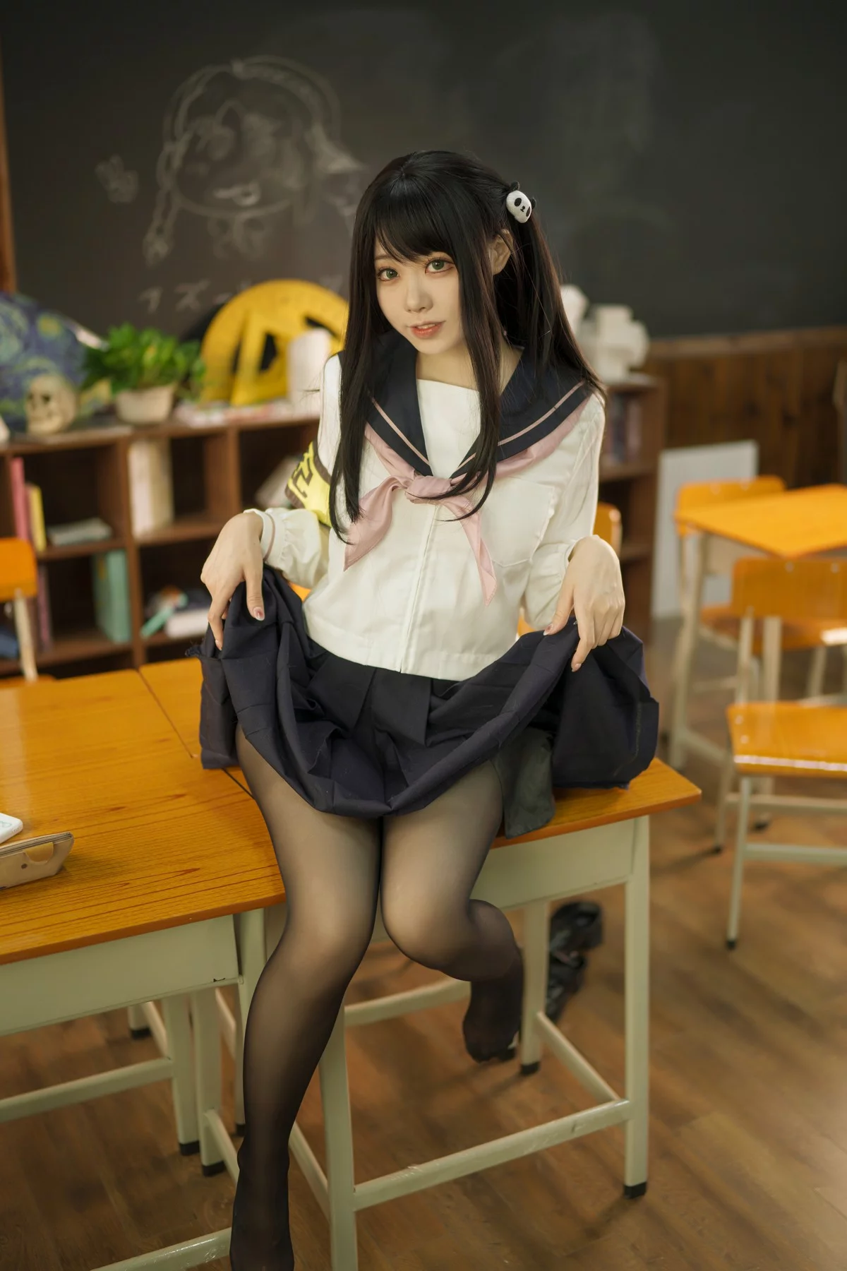 动漫博主安食Ajiki风纪委员主题教室里脱学生制服露性感内衣配超薄黑丝诱惑写真50P