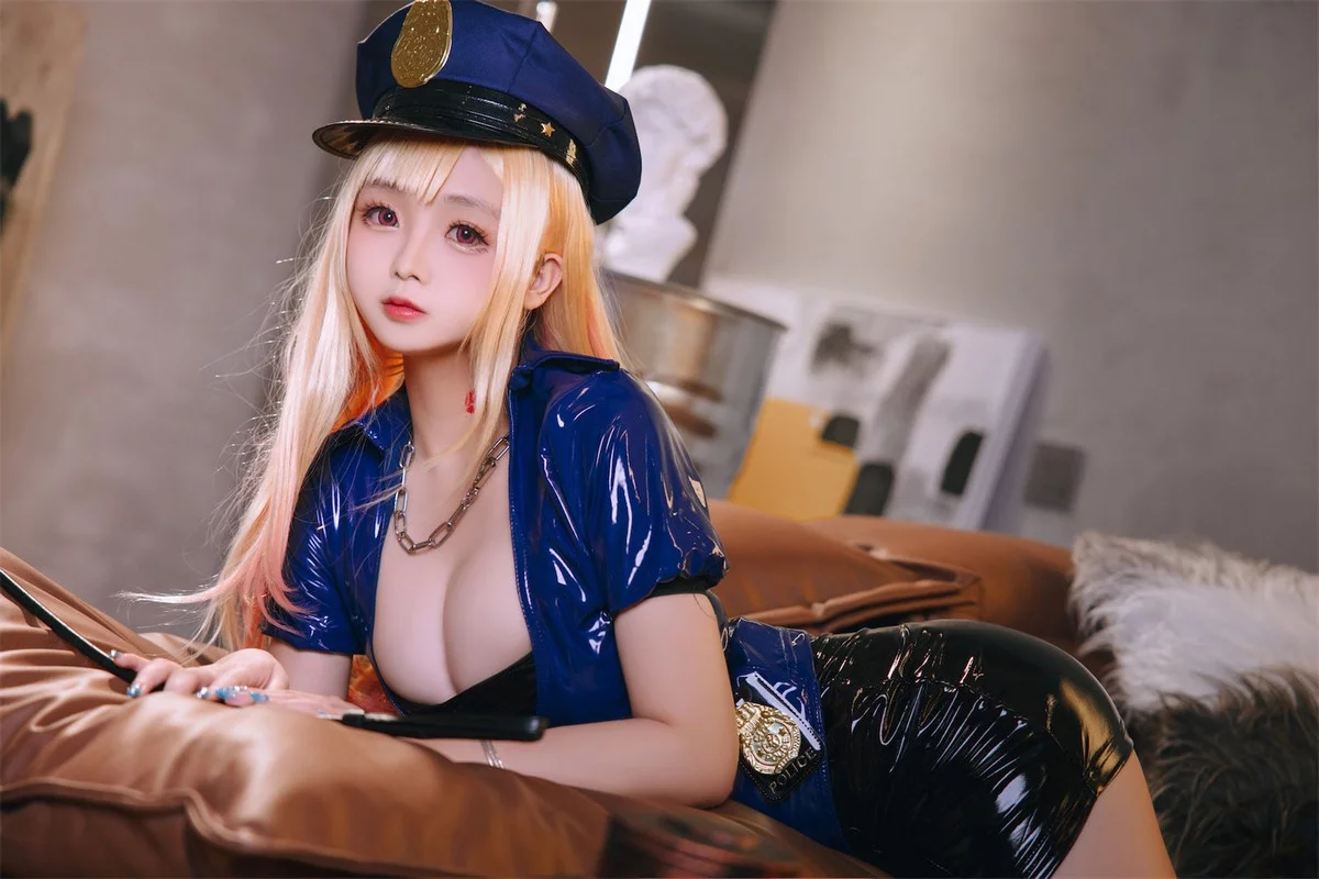 Cosplay美女日奈娇喜多川海梦女警主题性感低胸服饰配黑短裙秀丰满身材诱惑写真80P