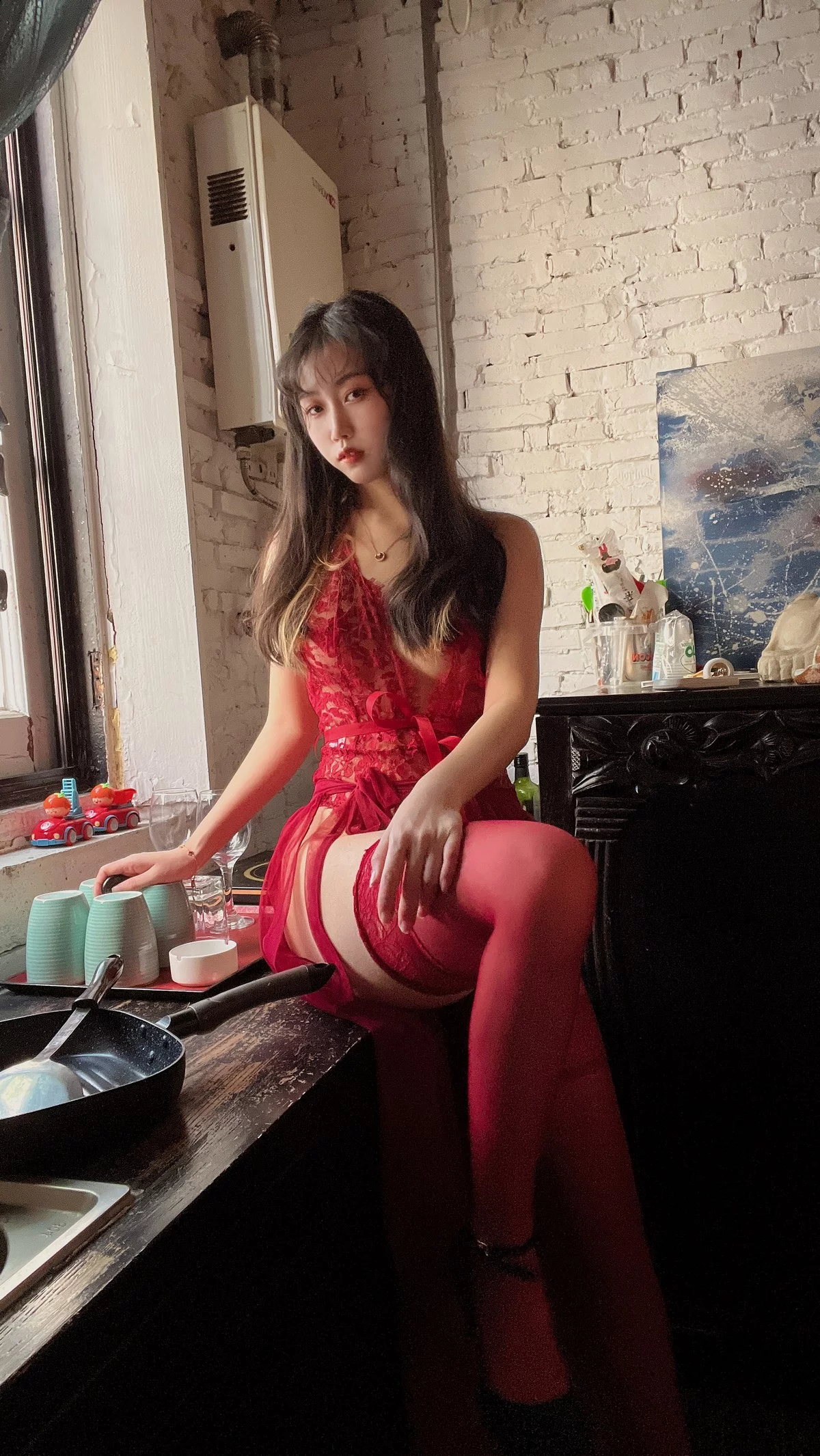 人气Coser不呆猫霸气红色人妻主题性感红色蕾丝情趣服饰配红丝袜惹火诱惑写真57P