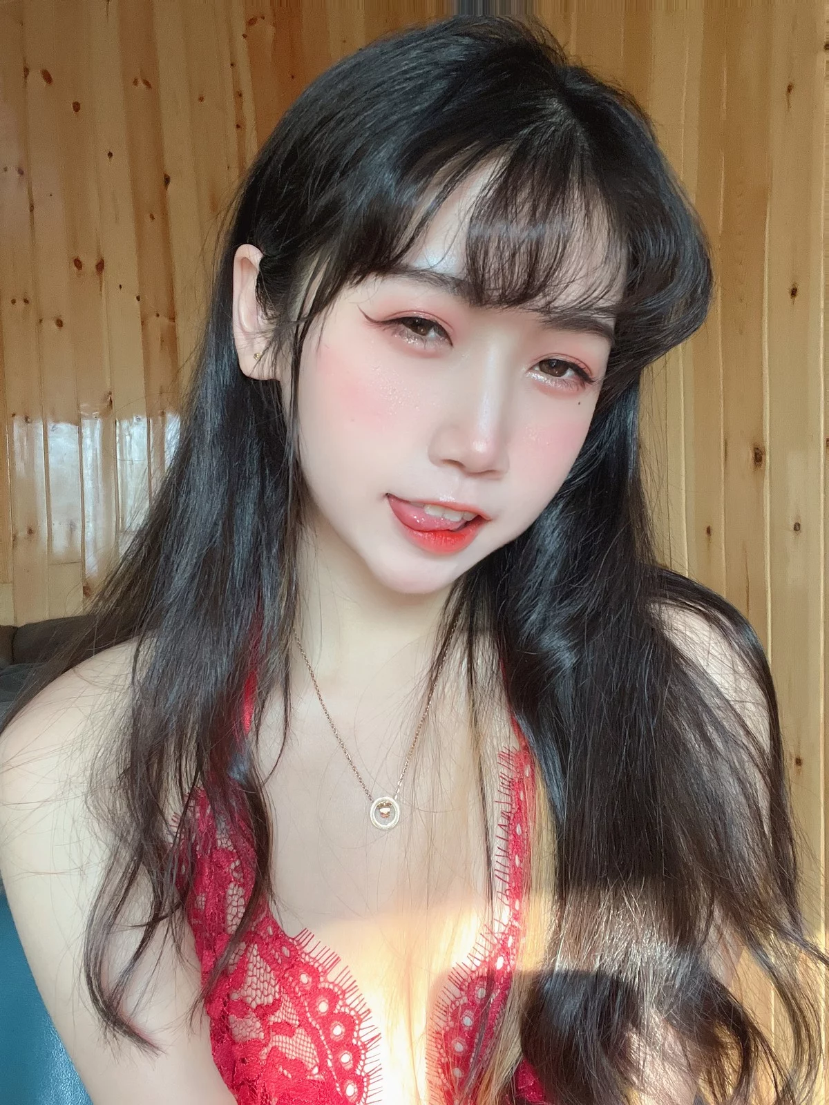 人气Coser不呆猫霸气红色人妻主题性感红色蕾丝情趣服饰配红丝袜惹火诱惑写真57P