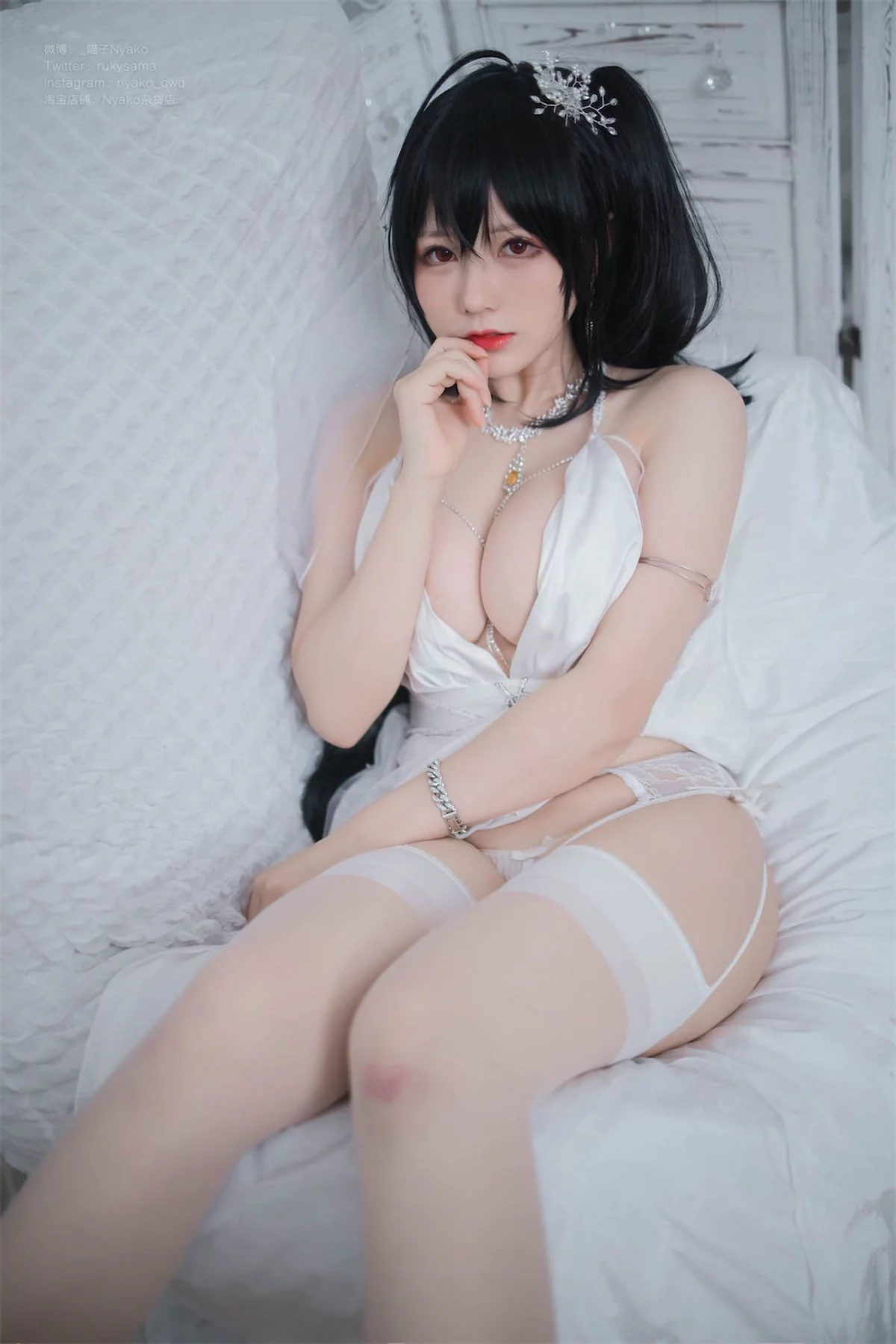 网络美女Nyako喵子大凤纯白婚纱主题性感白色婚纱配白丝吊袜秀美腿诱惑写真65P