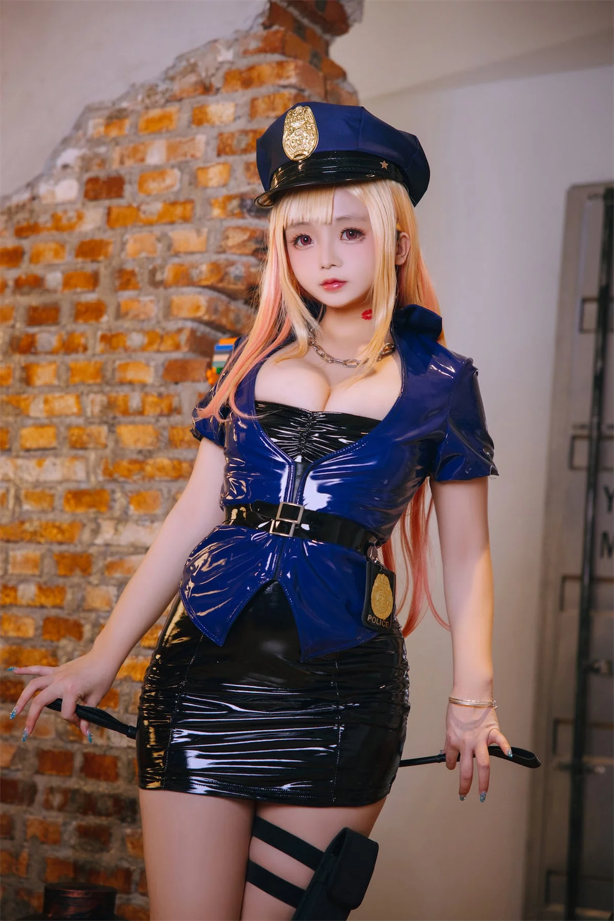 Cosplay美女日奈娇喜多川海梦女警主题性感低胸服饰配黑短裙秀丰满身材诱惑写真80P