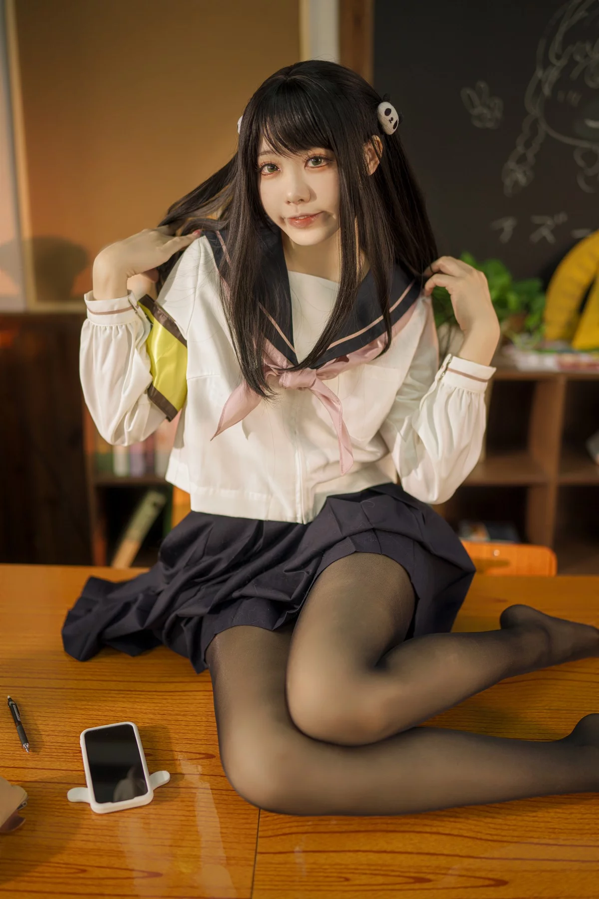 动漫博主安食Ajiki风纪委员主题教室里脱学生制服露性感内衣配超薄黑丝诱惑写真50P