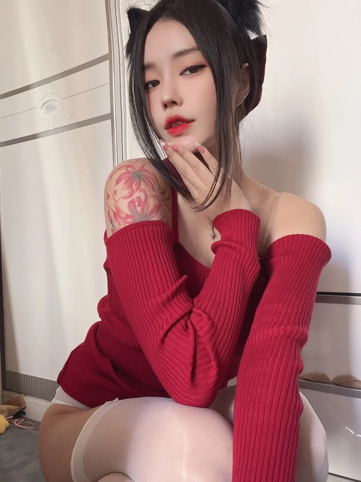 美少女博主阿汐汐W圣诞特辑主题红色毛衣配白丝袜半脱秀豪乳遮点诱惑写真51P