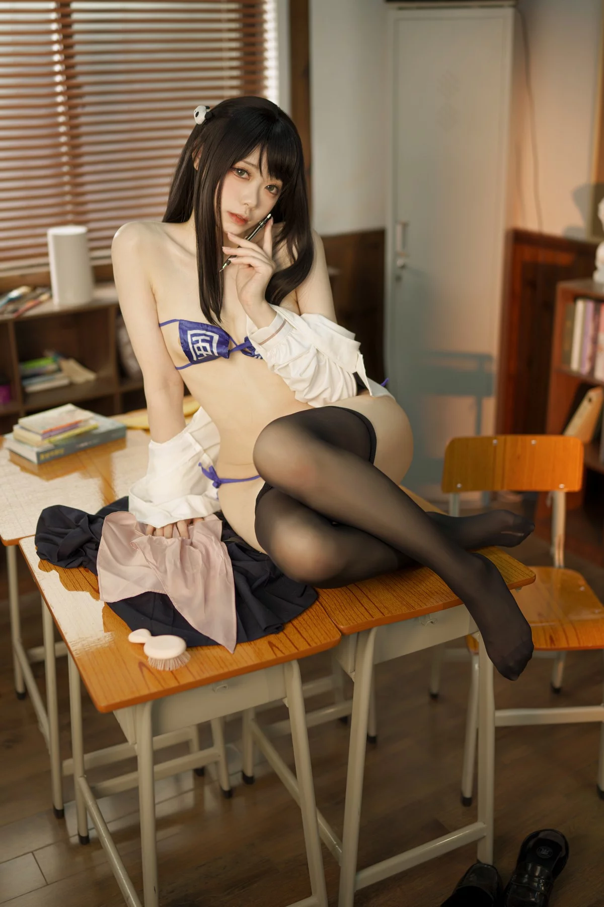 动漫博主安食Ajiki风纪委员主题教室里脱学生制服露性感内衣配超薄黑丝诱惑写真50P