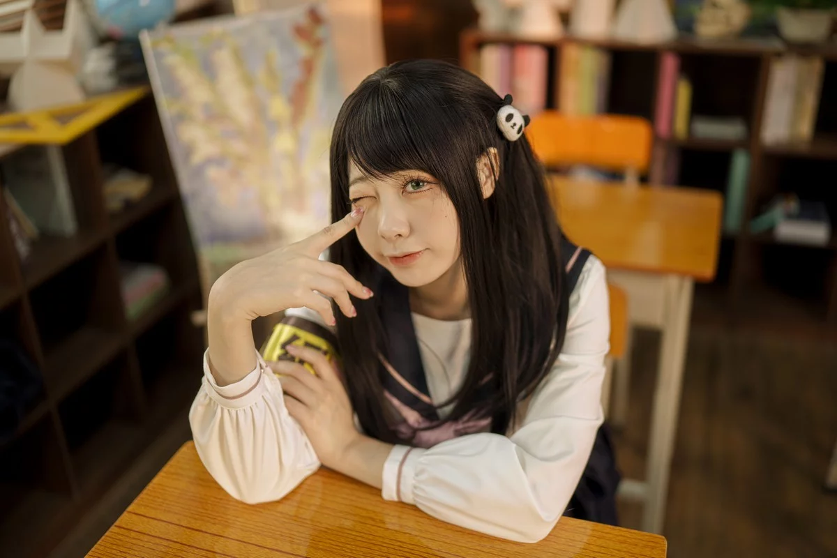 动漫博主安食Ajiki风纪委员主题教室里脱学生制服露性感内衣配超薄黑丝诱惑写真50P