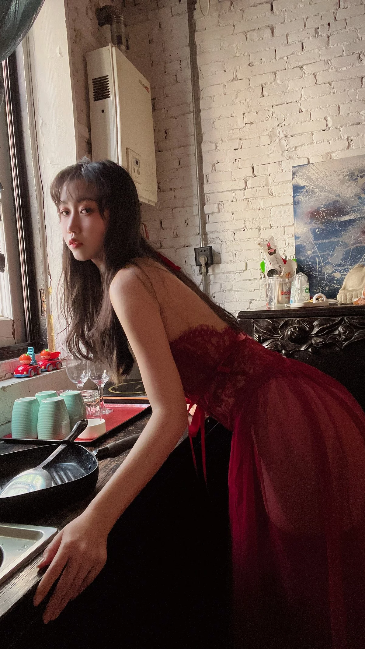 人气Coser不呆猫霸气红色人妻主题性感红色蕾丝情趣服饰配红丝袜惹火诱惑写真57P