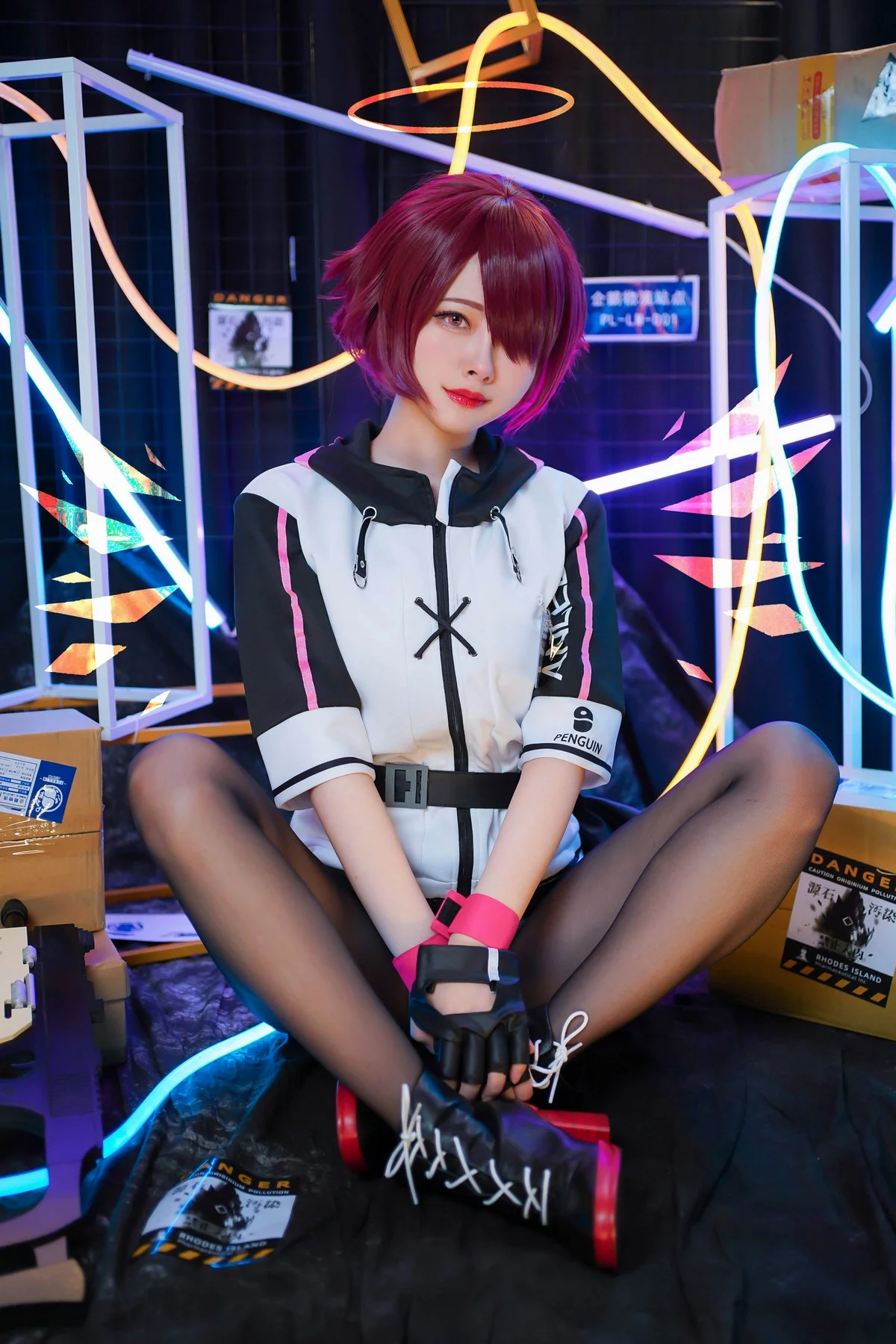 Coser美女Arty亚缇Exusiai主题私房脱制服露性感蕾丝内裤配破烂黑丝诱惑写真30P