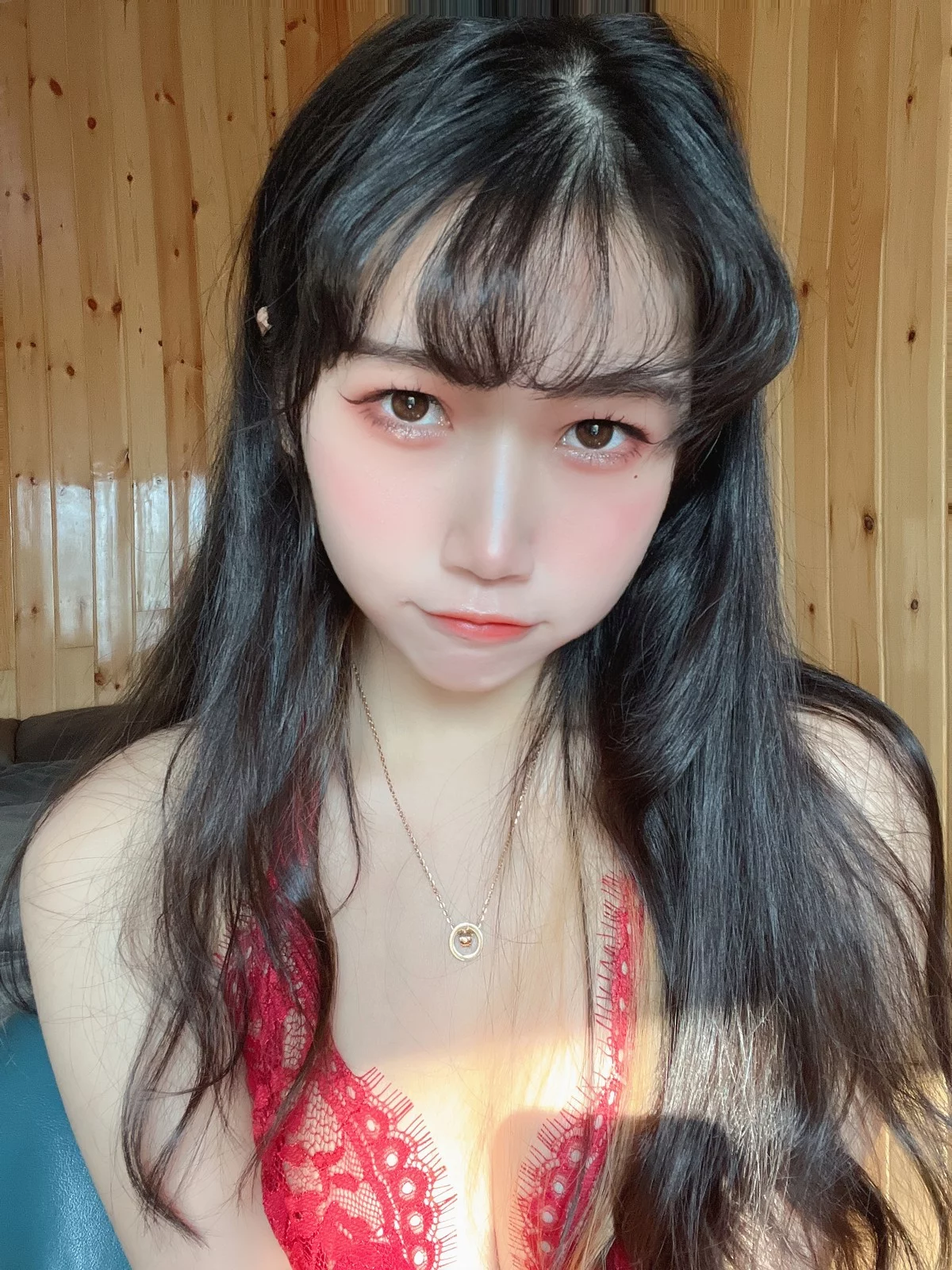 人气Coser不呆猫霸气红色人妻主题性感红色蕾丝情趣服饰配红丝袜惹火诱惑写真57P