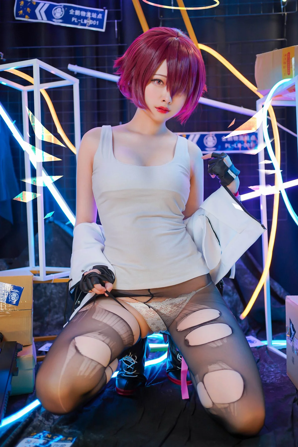 Coser美女Arty亚缇Exusiai主题私房脱制服露性感蕾丝内裤配破烂黑丝诱惑写真30P