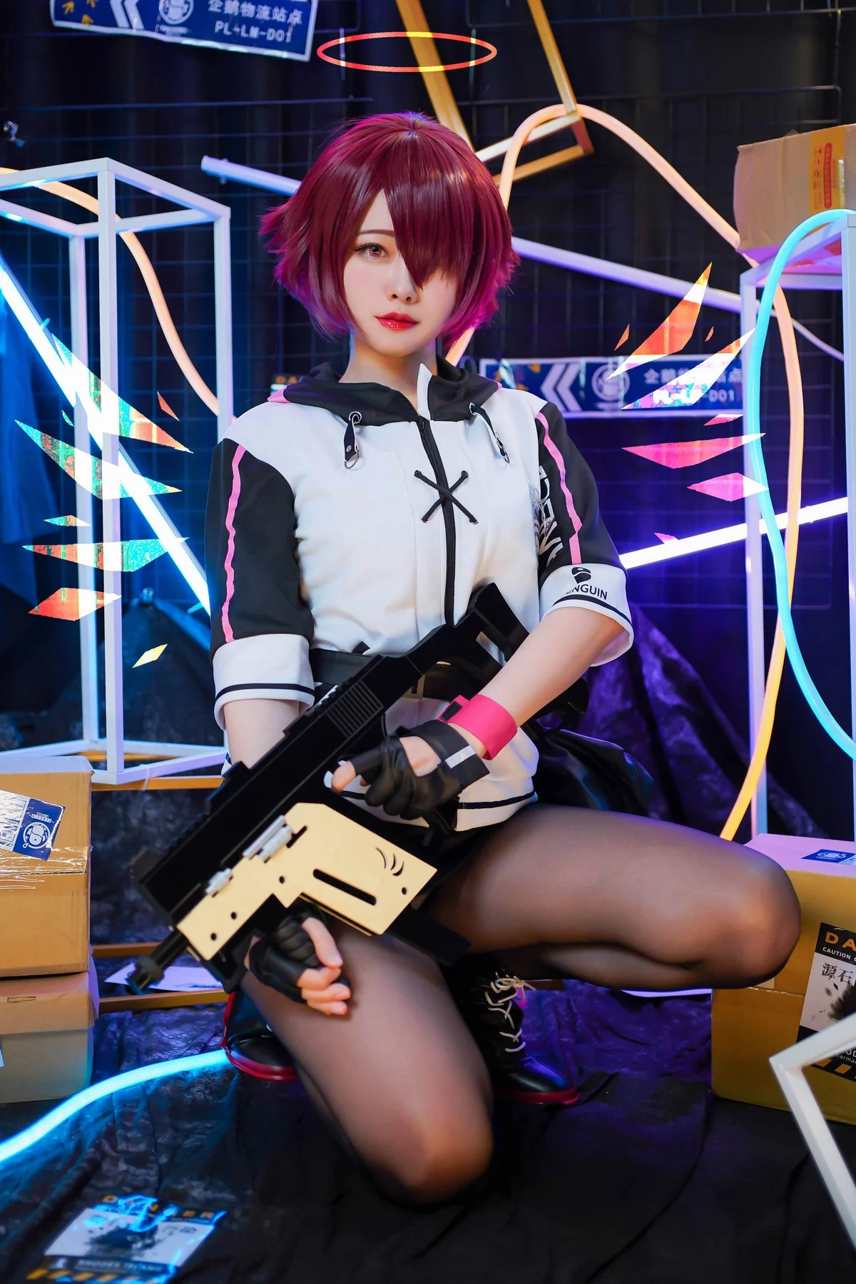 Coser美女Arty亚缇Exusiai主题私房脱制服露性感蕾丝内裤配破烂黑丝诱惑写真30P