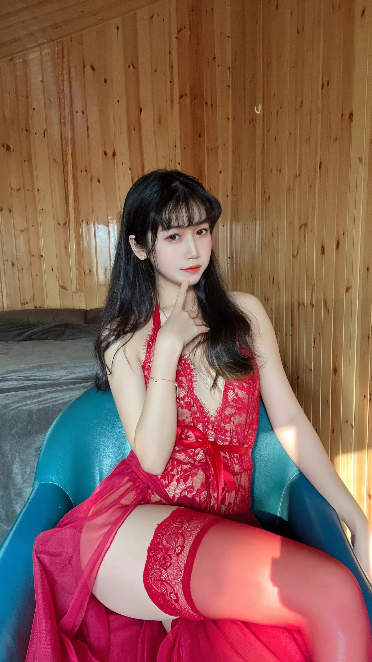 人气Coser不呆猫霸气红色人妻主题性感红色蕾丝情趣服饰配红丝袜惹火诱惑写真57P