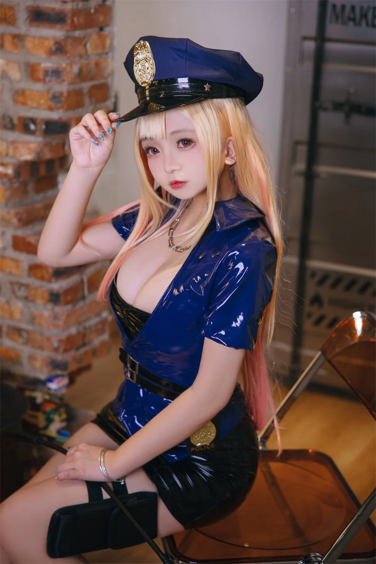 Cosplay美女日奈娇喜多川海梦女警主题性感低胸服饰配黑短裙秀丰满身材诱惑写真80P