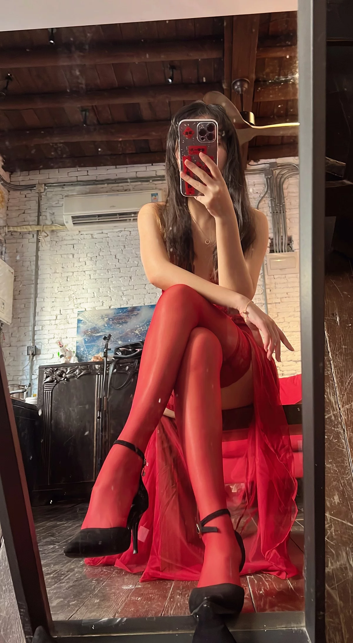 人气Coser不呆猫霸气红色人妻主题性感红色蕾丝情趣服饰配红丝袜惹火诱惑写真57P