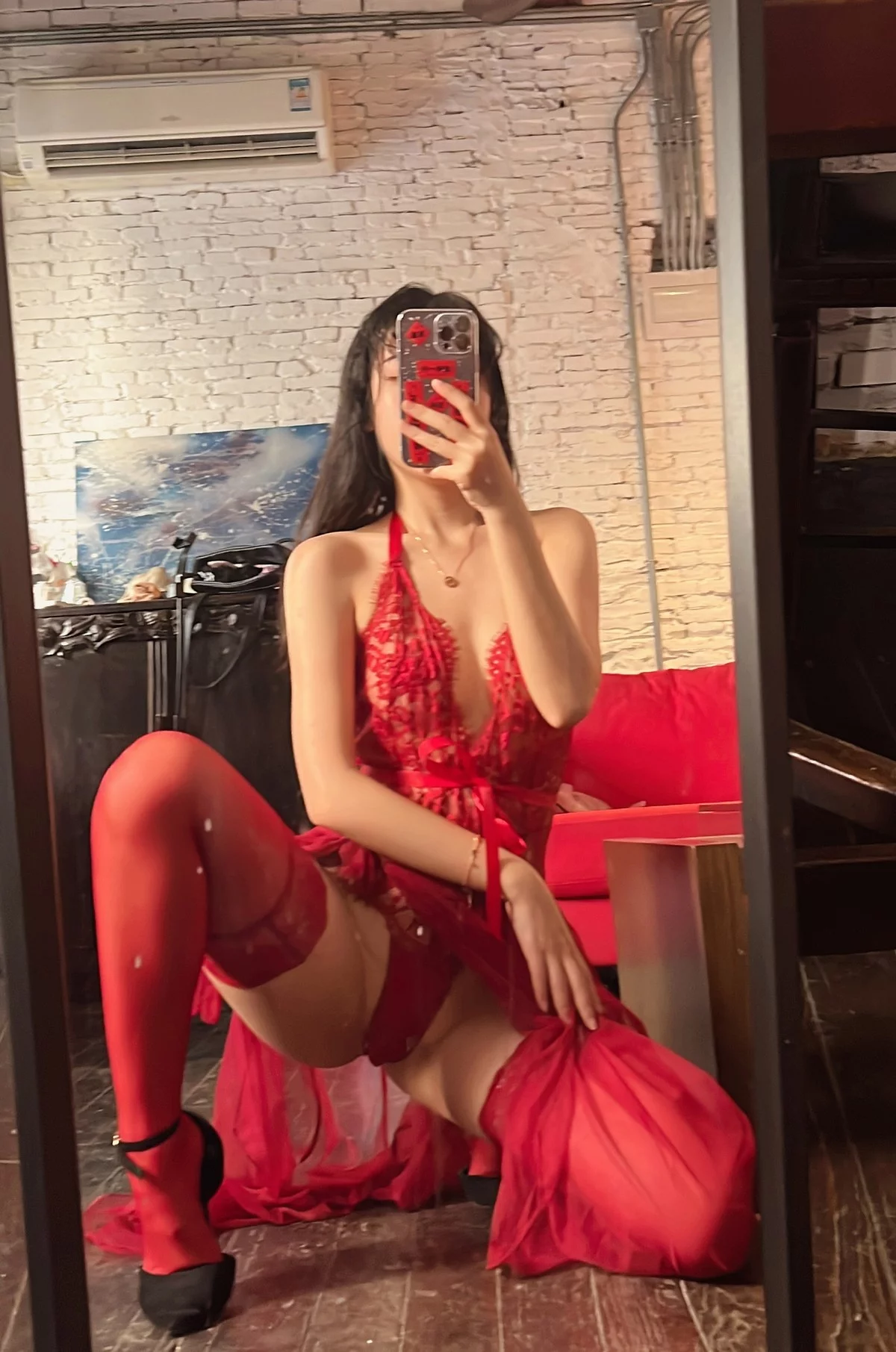 人气Coser不呆猫霸气红色人妻主题性感红色蕾丝情趣服饰配红丝袜惹火诱惑写真57P