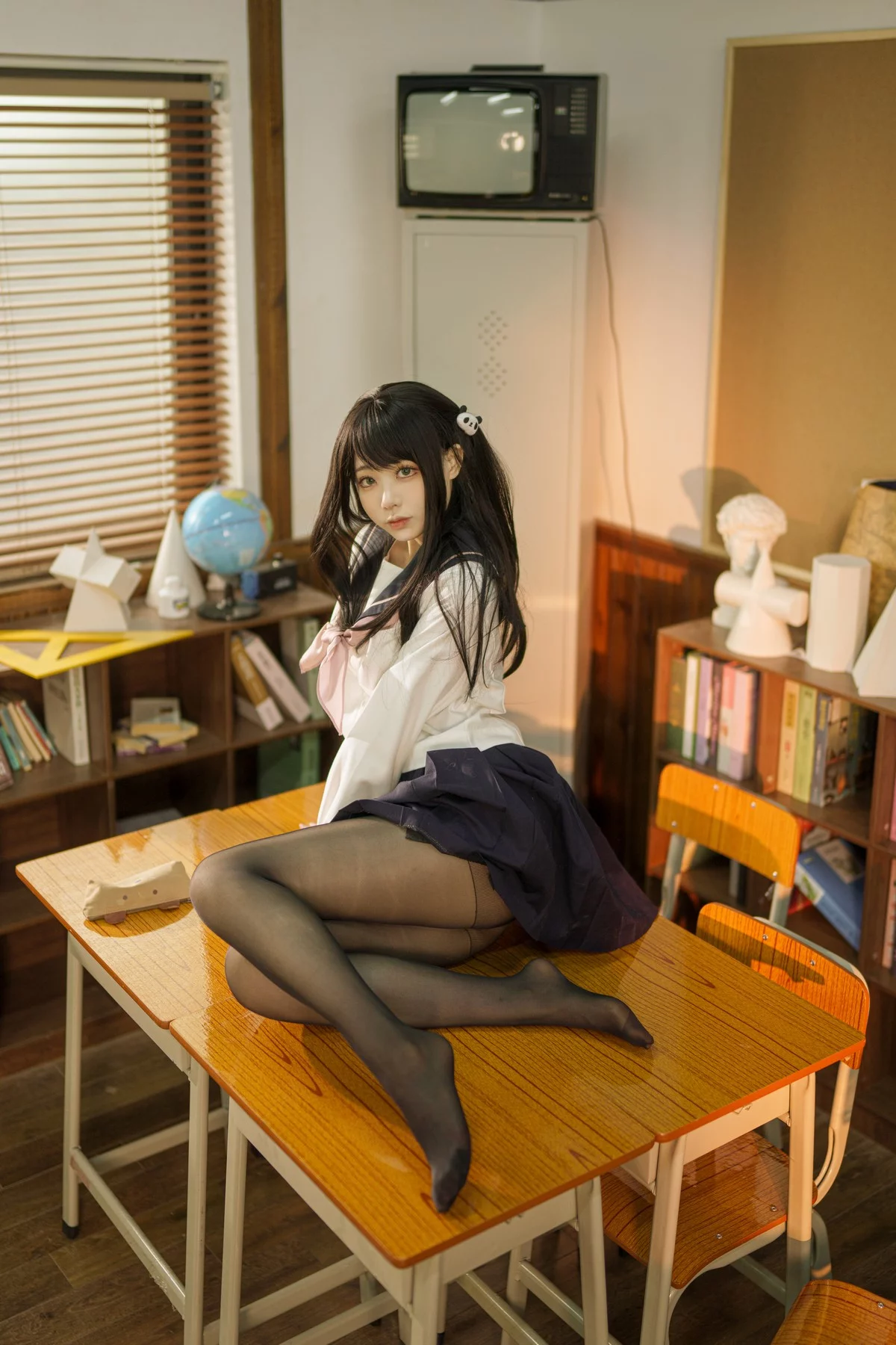 动漫博主安食Ajiki风纪委员主题教室里脱学生制服露性感内衣配超薄黑丝诱惑写真50P