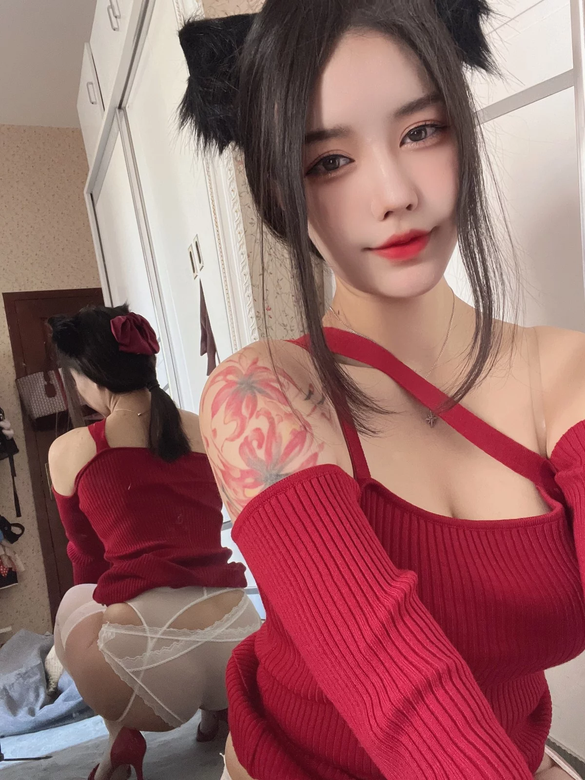 美少女博主阿汐汐W圣诞特辑主题红色毛衣配白丝袜半脱秀豪乳遮点诱惑写真51P
