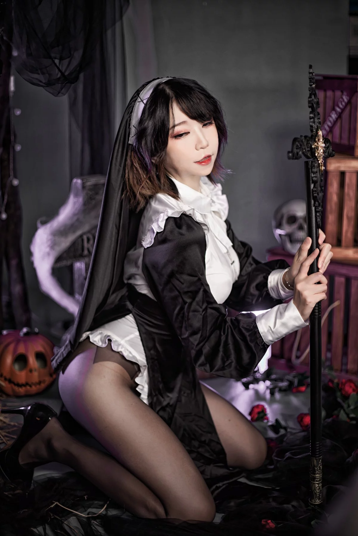 网络美女Leah梓未堕落修女主题性感修女服饰露白色内衣配黑丝袜迷人诱惑写真30P