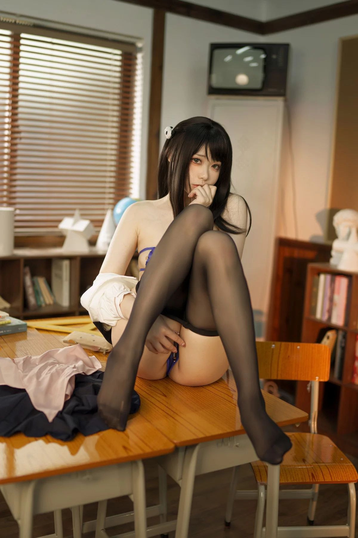 动漫博主安食Ajiki风纪委员主题教室里脱学生制服露性感内衣配超薄黑丝诱惑写真50P