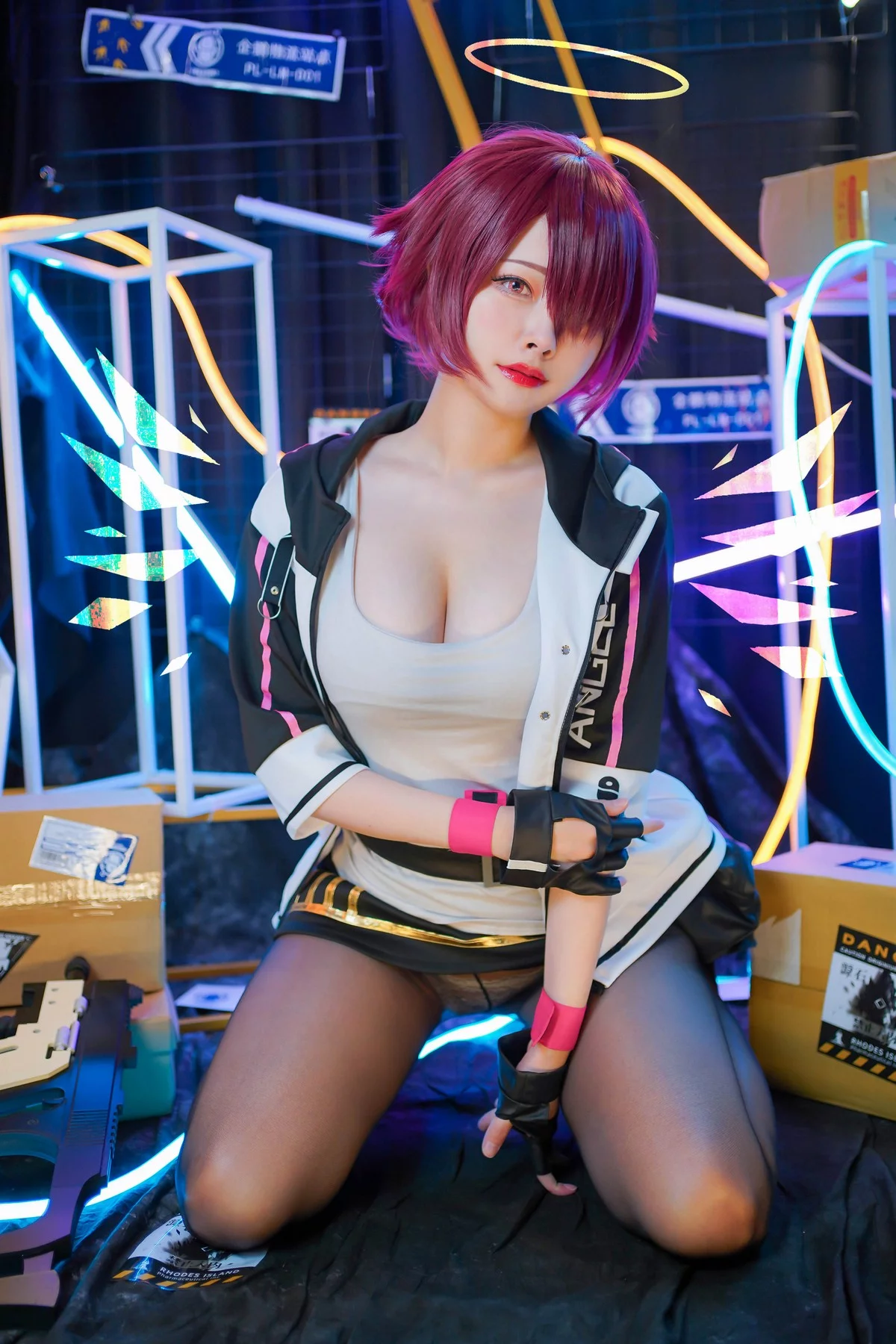 Coser美女Arty亚缇Exusiai主题私房脱制服露性感蕾丝内裤配破烂黑丝诱惑写真30P