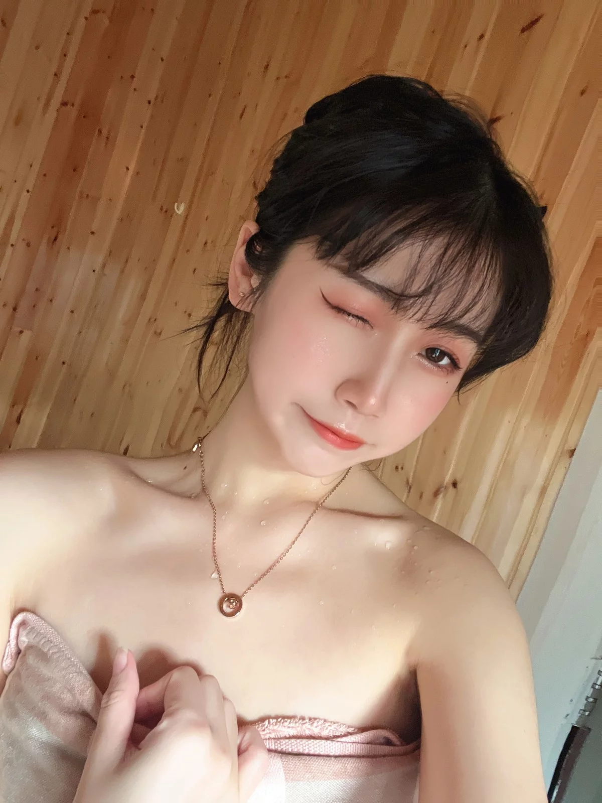 人气Coser不呆猫霸气红色人妻主题性感红色蕾丝情趣服饰配红丝袜惹火诱惑写真57P