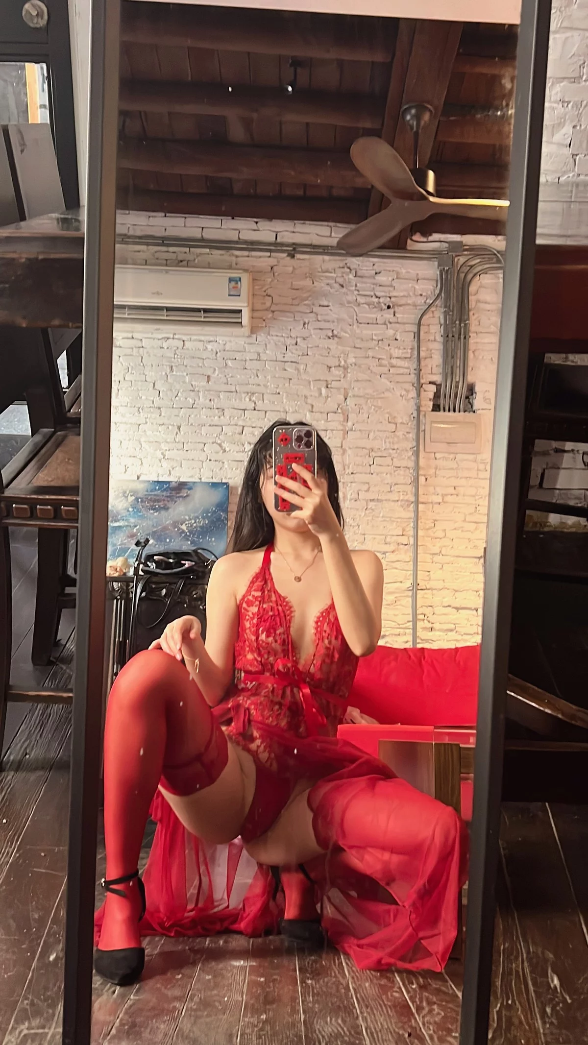 人气Coser不呆猫霸气红色人妻主题性感红色蕾丝情趣服饰配红丝袜惹火诱惑写真57P