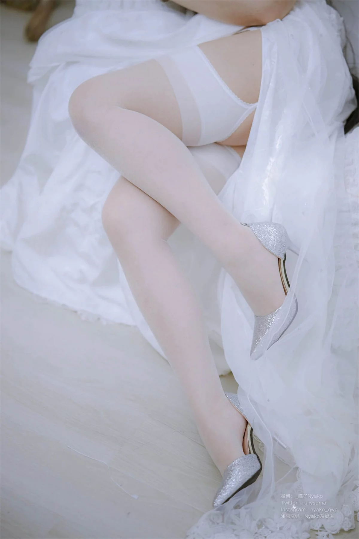 网络美女Nyako喵子大凤纯白婚纱主题性感白色婚纱配白丝吊袜秀美腿诱惑写真65P