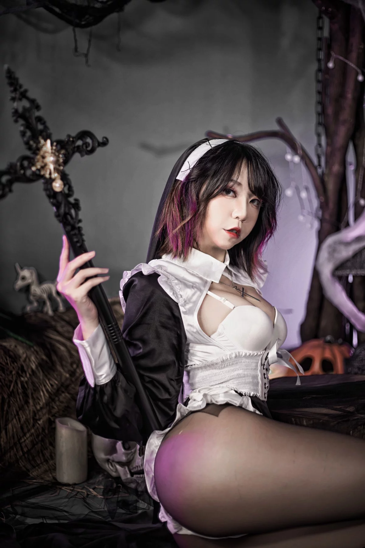 网络美女Leah梓未堕落修女主题性感修女服饰露白色内衣配黑丝袜迷人诱惑写真30P