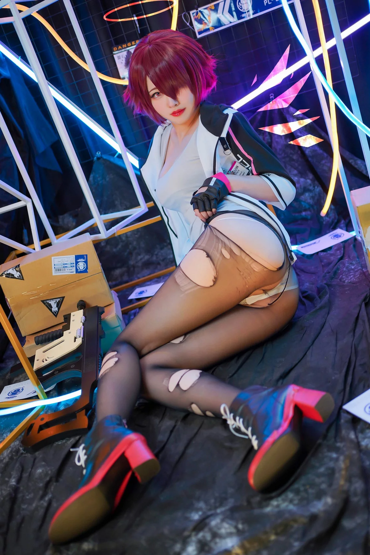 Coser美女Arty亚缇Exusiai主题私房脱制服露性感蕾丝内裤配破烂黑丝诱惑写真30P
