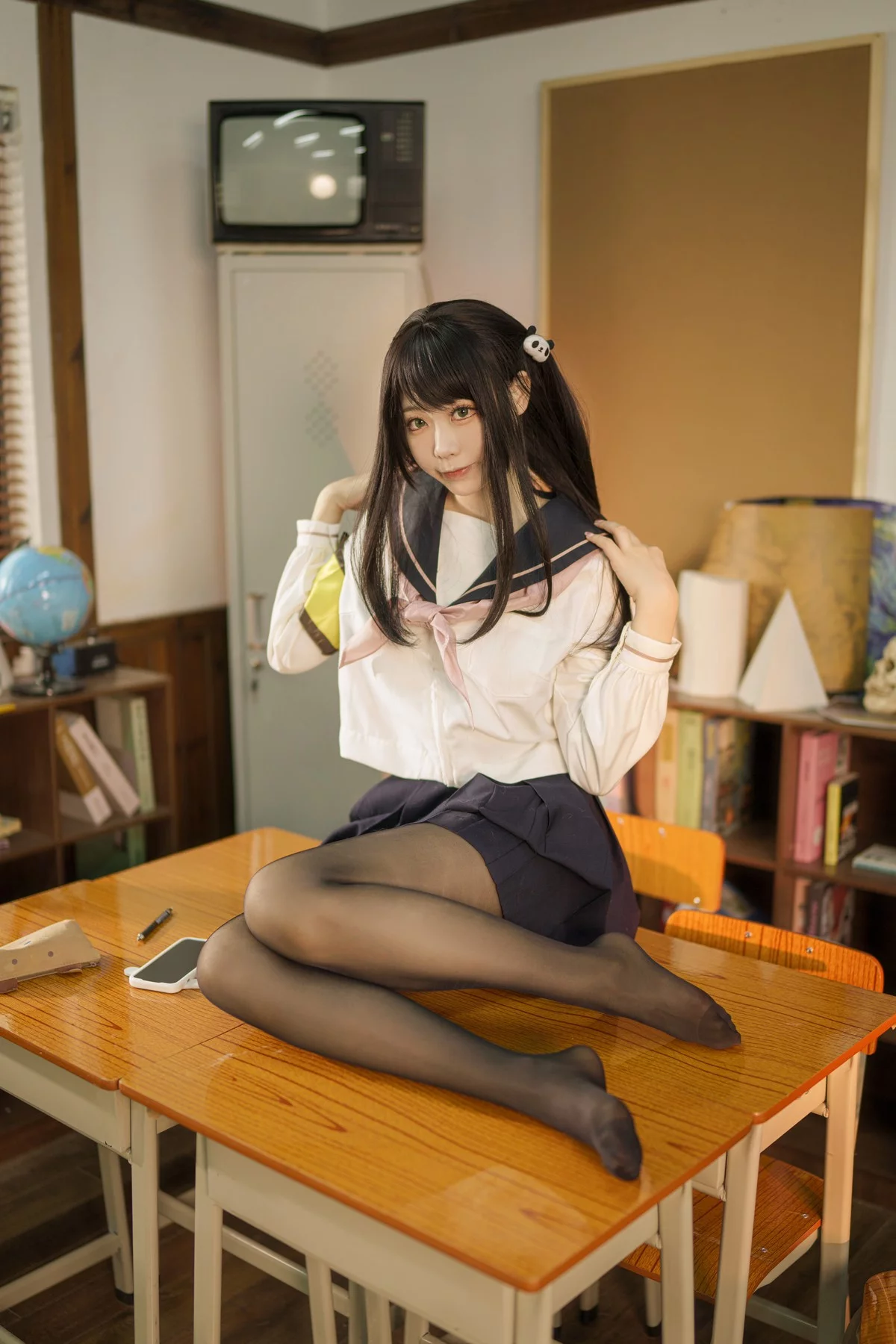 动漫博主安食Ajiki风纪委员主题教室里脱学生制服露性感内衣配超薄黑丝诱惑写真50P
