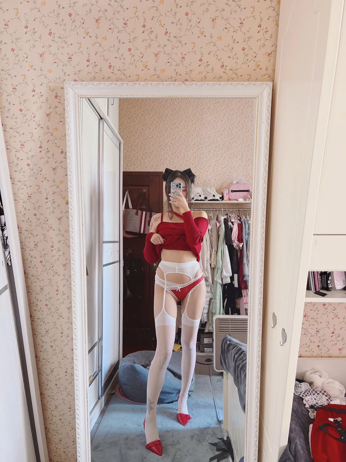 美少女博主阿汐汐W圣诞特辑主题红色毛衣配白丝袜半脱秀豪乳遮点诱惑写真51P