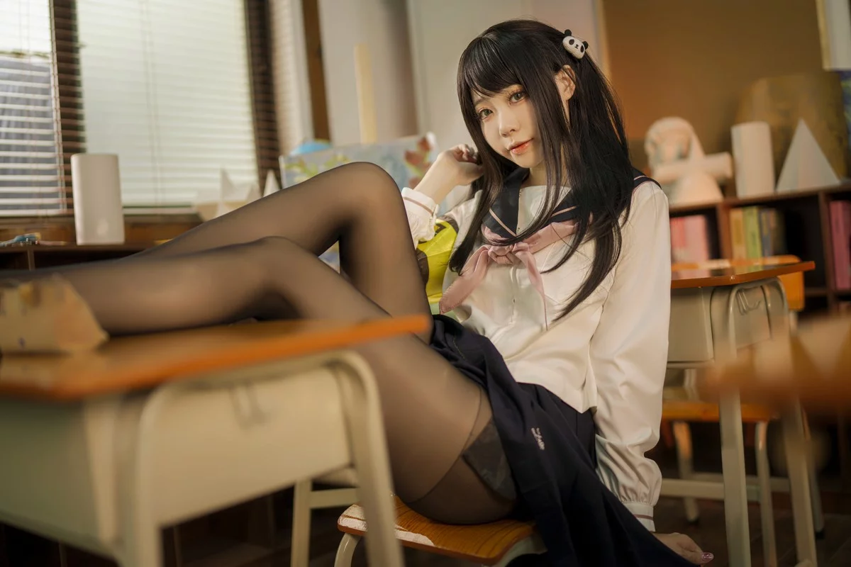 动漫博主安食Ajiki风纪委员主题教室里脱学生制服露性感内衣配超薄黑丝诱惑写真50P